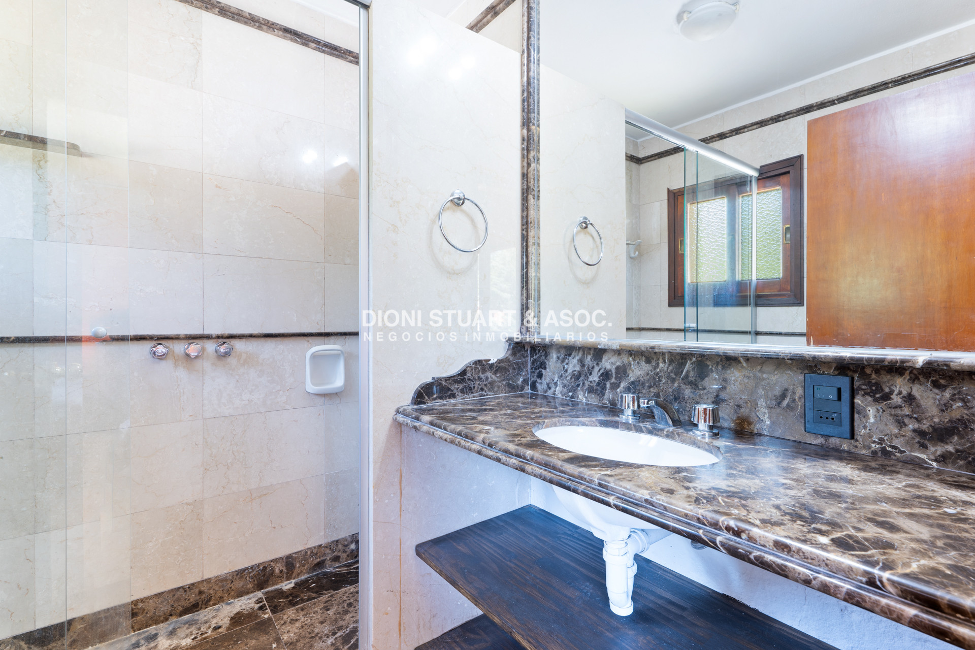Casa ID.614 - CASA EN PINARES EN VENTA 5 DORMITORIOS EN SUITE CON PISCINA