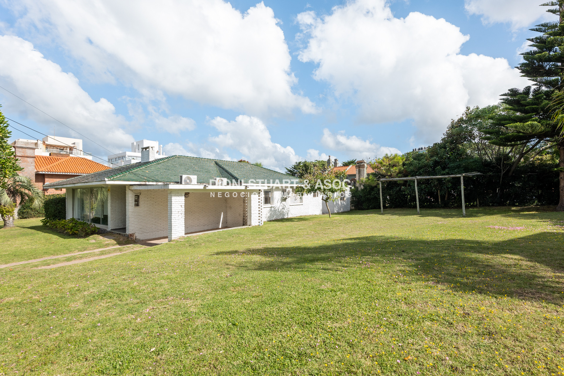 Casa ID.941 - CASA EN VENTA CERCA DEL MAR PLAYA BRAVA RINCON DEL INDIO - 4 DORMITORIOS + BARBACOA + PISCINA