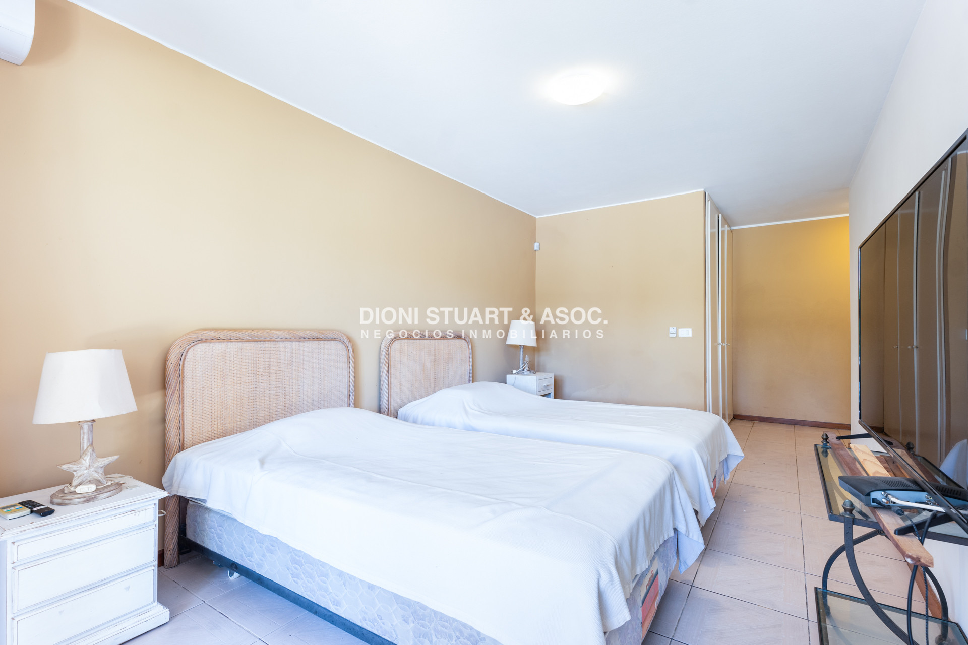 Casa ID.901 - CASA EN VENTA EN  EL GOLF CON 4 DORMITORIOS EN SUITE + DEP. - BARBACOA Y SAUNA - INCREIBLE