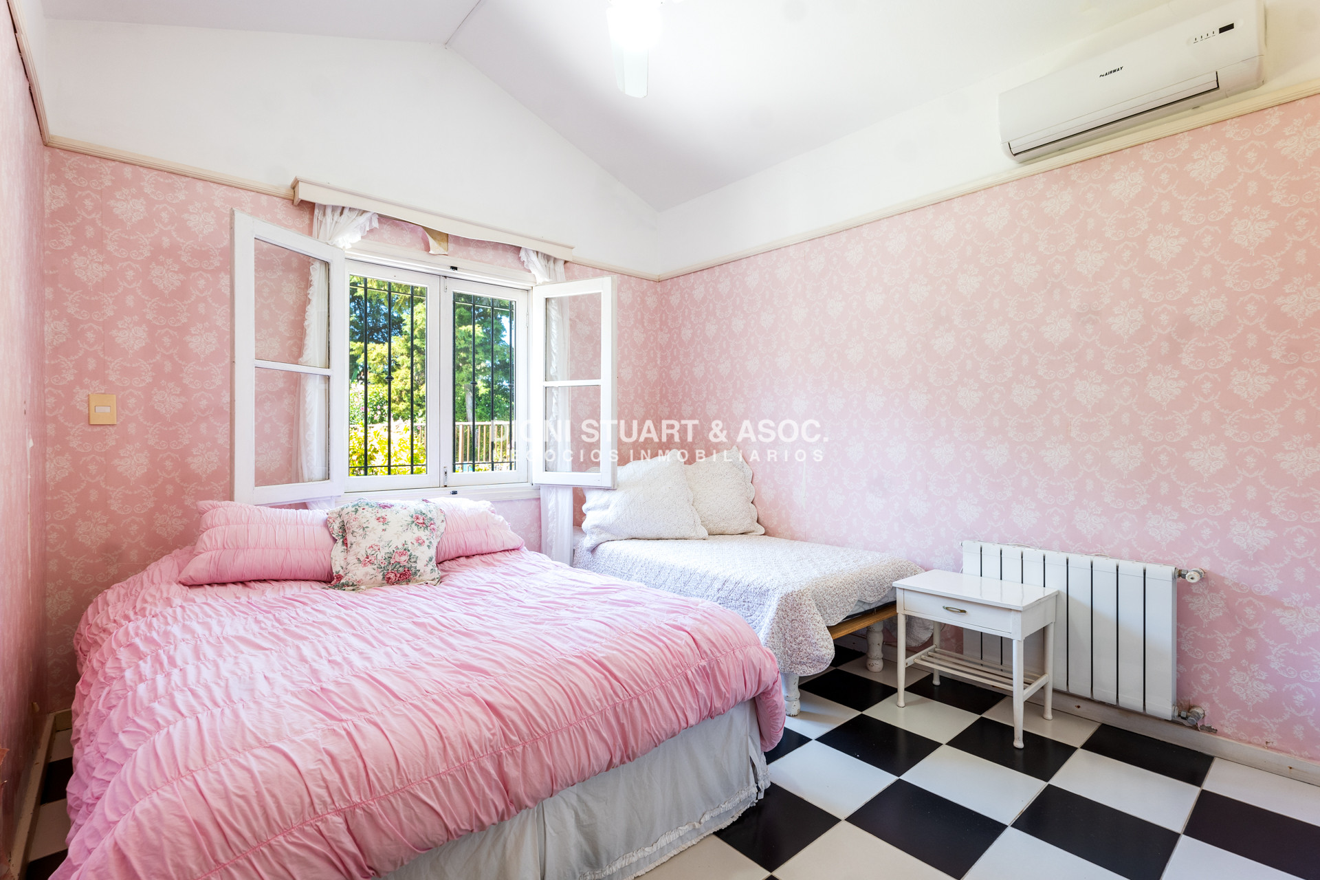 Casa ID.930 - CASA EN VENTA EN SAN RAFAEL CERCA DEL MAR 5 DORMITORIOS + DEPENDENCIA CON PISCINA - ARQ. RAVAZZANI