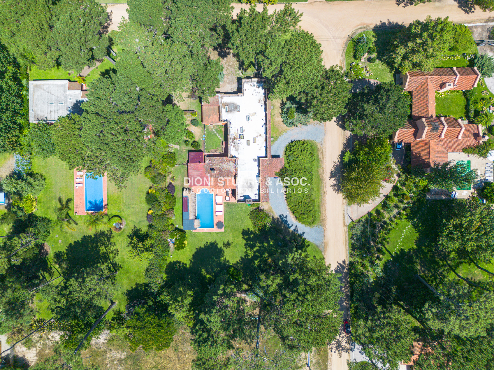 Casa ID.614 - CASA EN PINARES EN VENTA 5 DORMITORIOS EN SUITE CON PISCINA