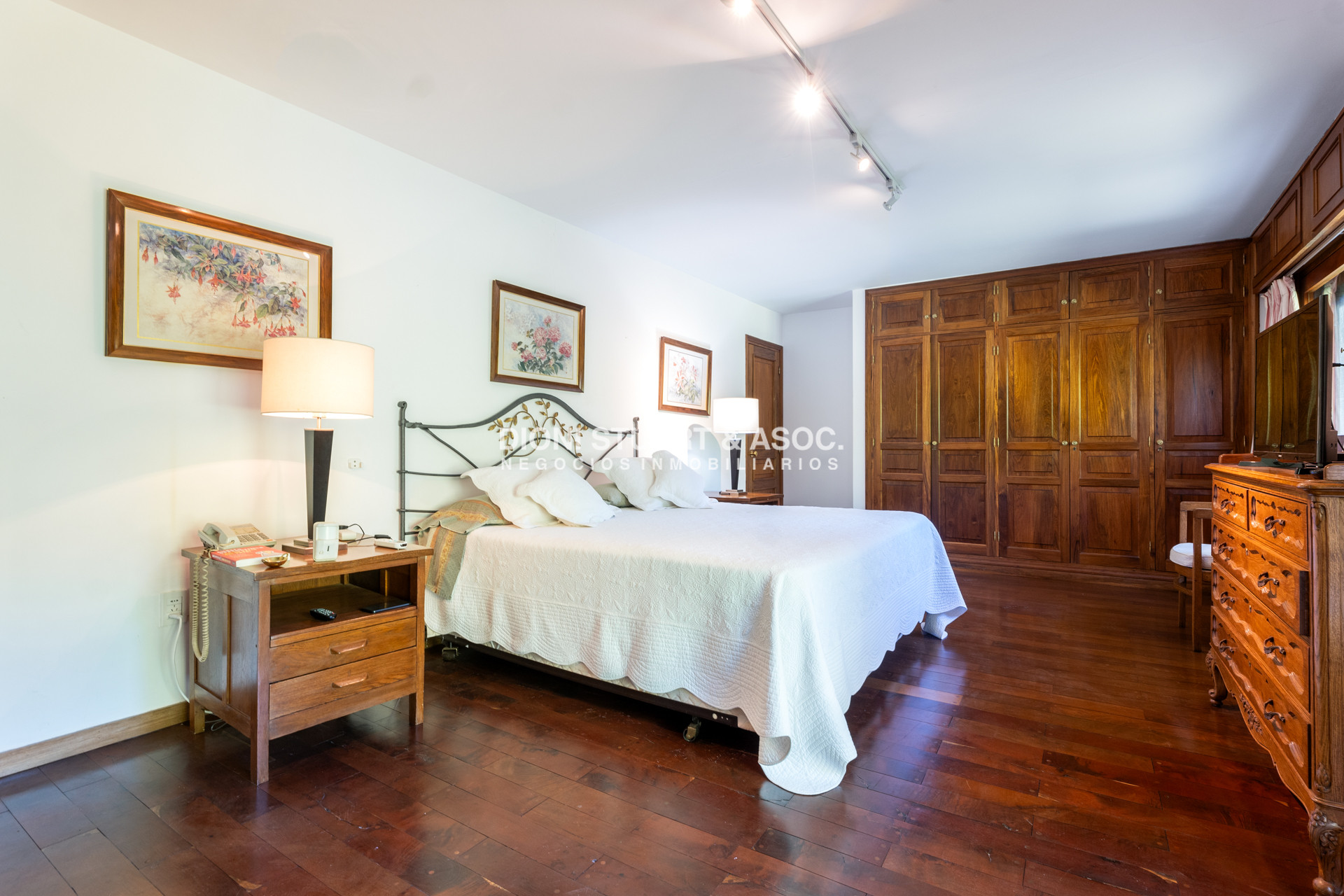 Casa ID.878 - CASA EN VENTA EN PINARES - SUPER TERRENO Y MEGA CONSTRUCCIÓN