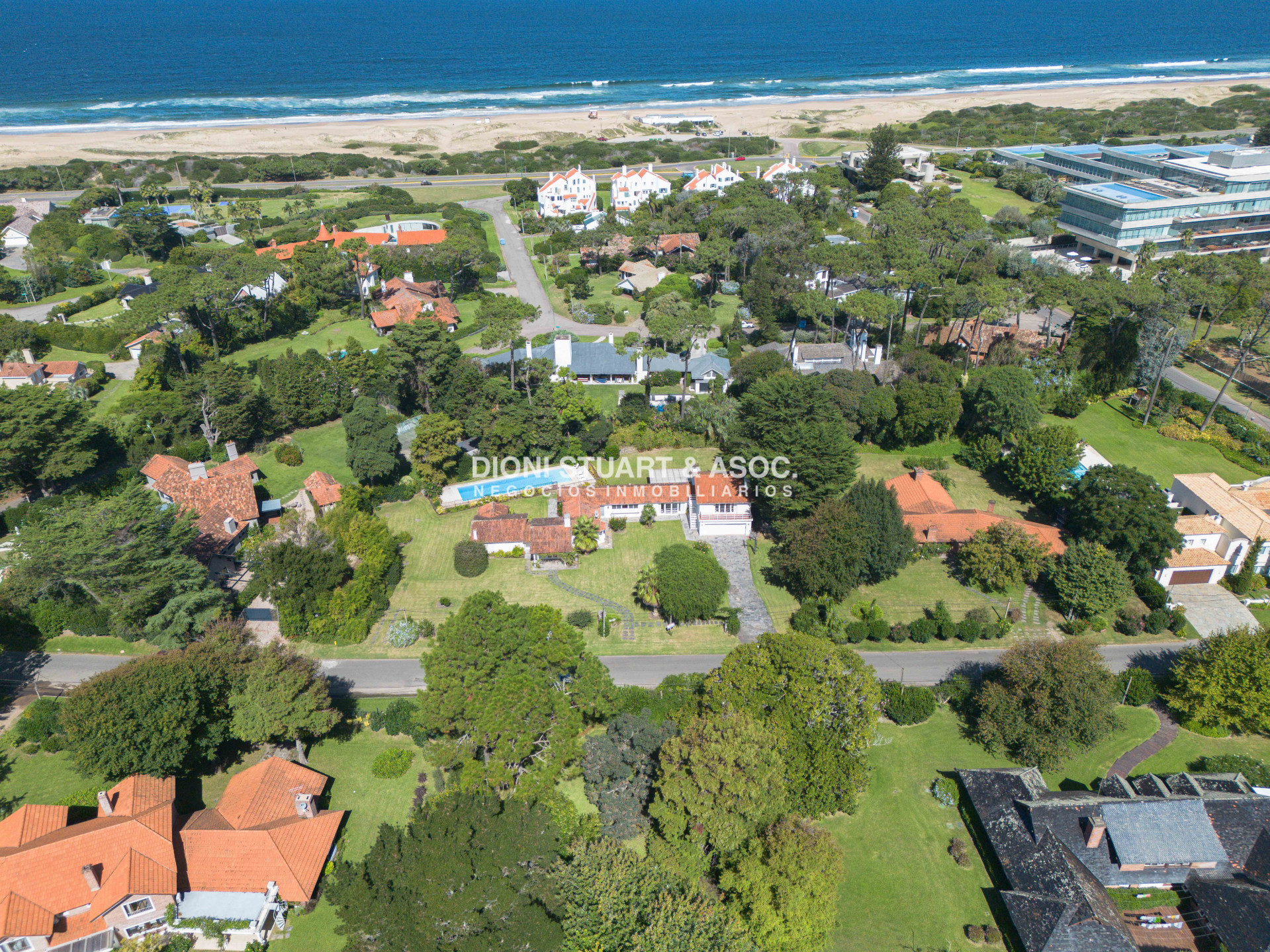 Casa ID.930 - CASA EN VENTA EN SAN RAFAEL CERCA DEL MAR 5 DORMITORIOS + DEPENDENCIA CON PISCINA - ARQ. RAVAZZANI
