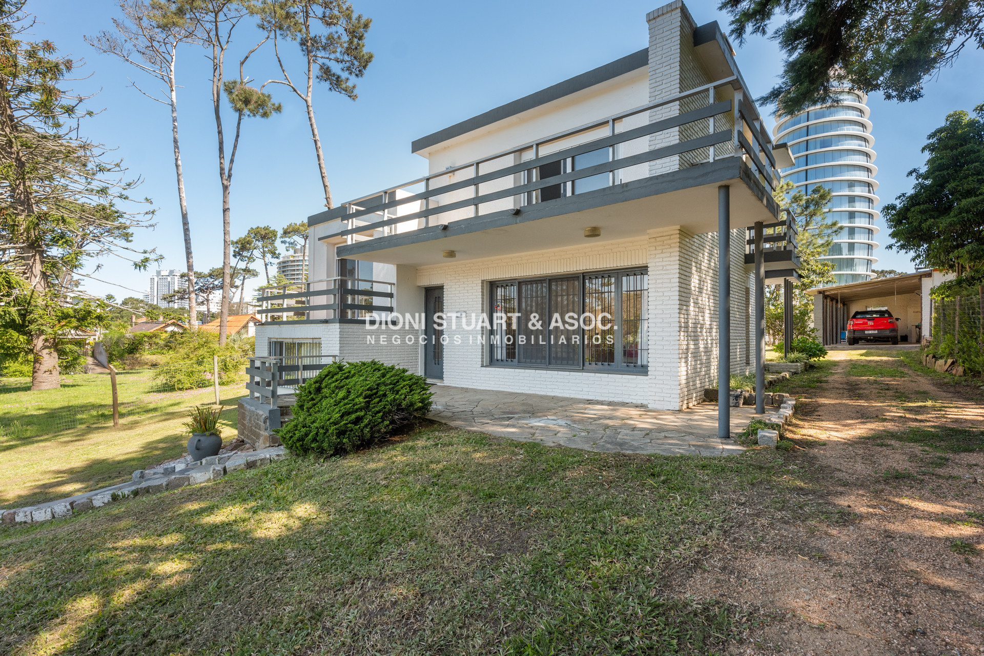Casa ID.785 - CASA EN VENTA DE 5 DORMITORIOS CERCA DEL SHOPPING