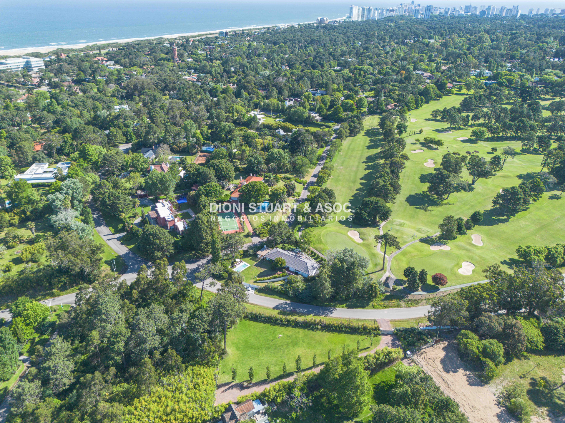 Casa ID.857 - CASA EN VENTA EN EL GOLF DE 4 DORMITORIOS Y DEP. - VISTA DIRECTA AL GOLF