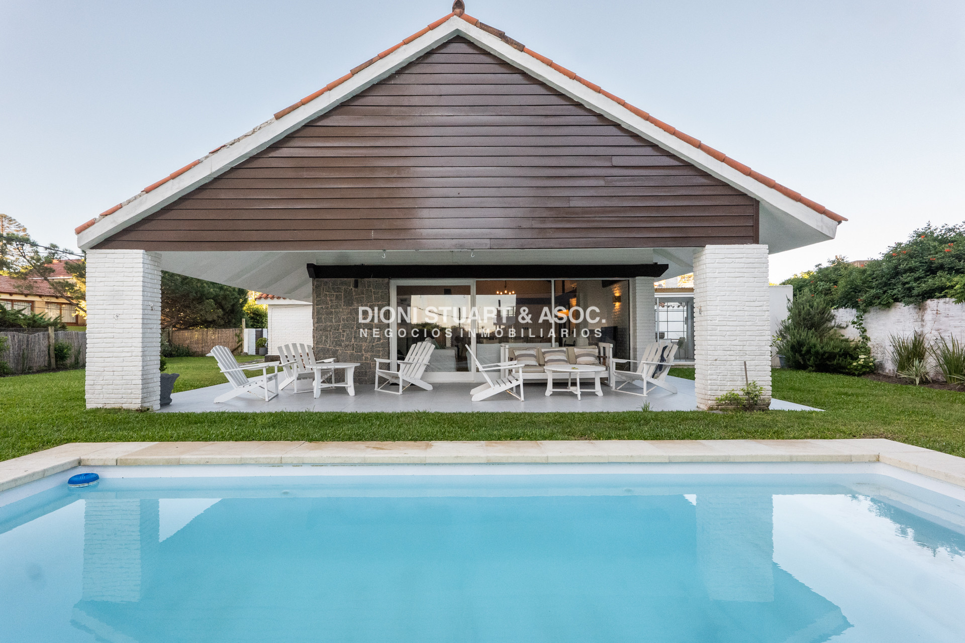 Casa ID.828 - CASA EN ALQUILER CON 5 DORMITORIOS FRENTE AL MAR CON PISCINA - IMPONENTE