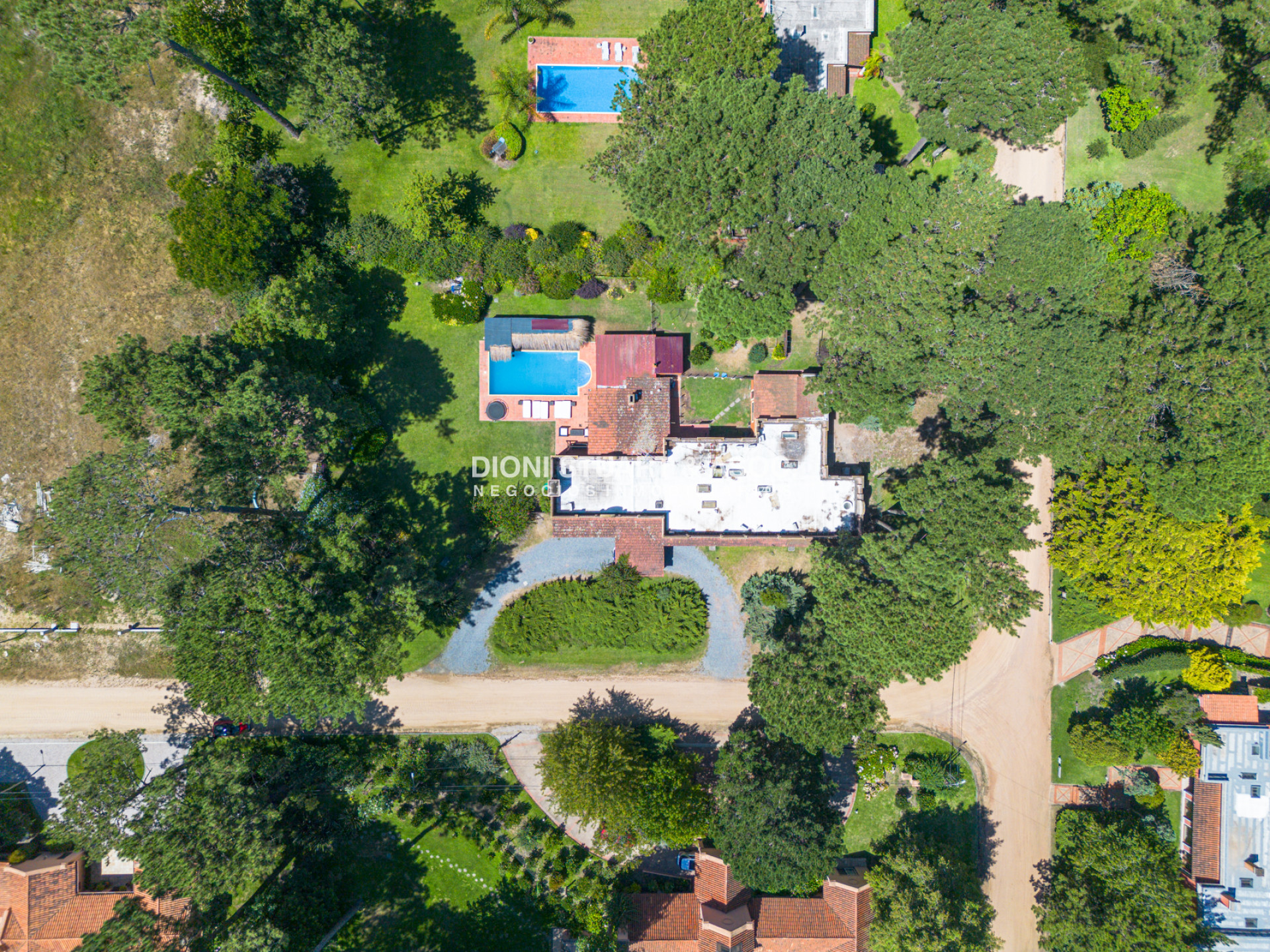 Casa ID.614 - CASA EN PINARES EN VENTA 5 DORMITORIOS EN SUITE CON PISCINA