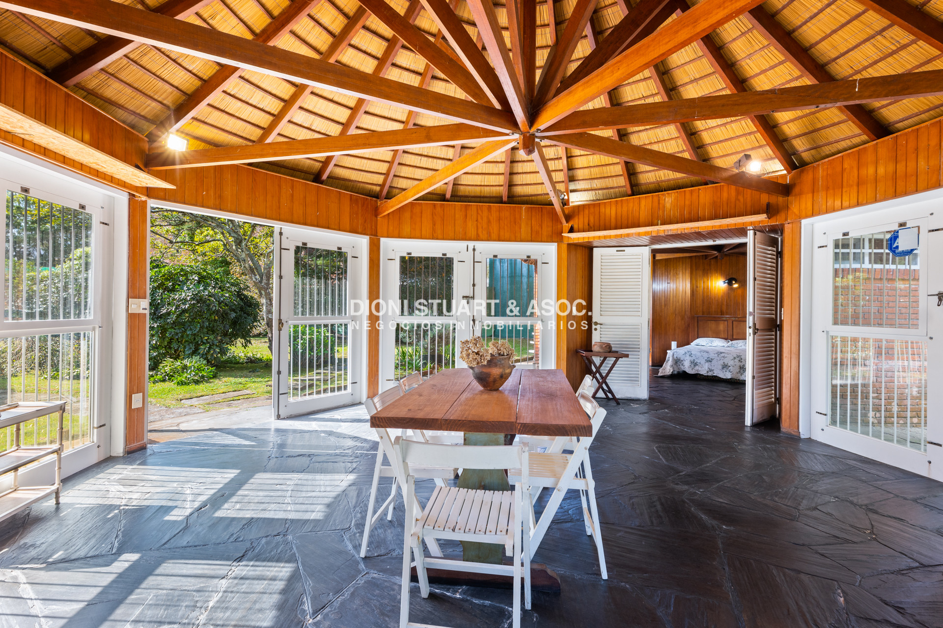 Casa ID.766 - CASA EN VENTA EN PLAYA MANSA CON PISCINA EXCELENTE CONSTRUCCIÓN