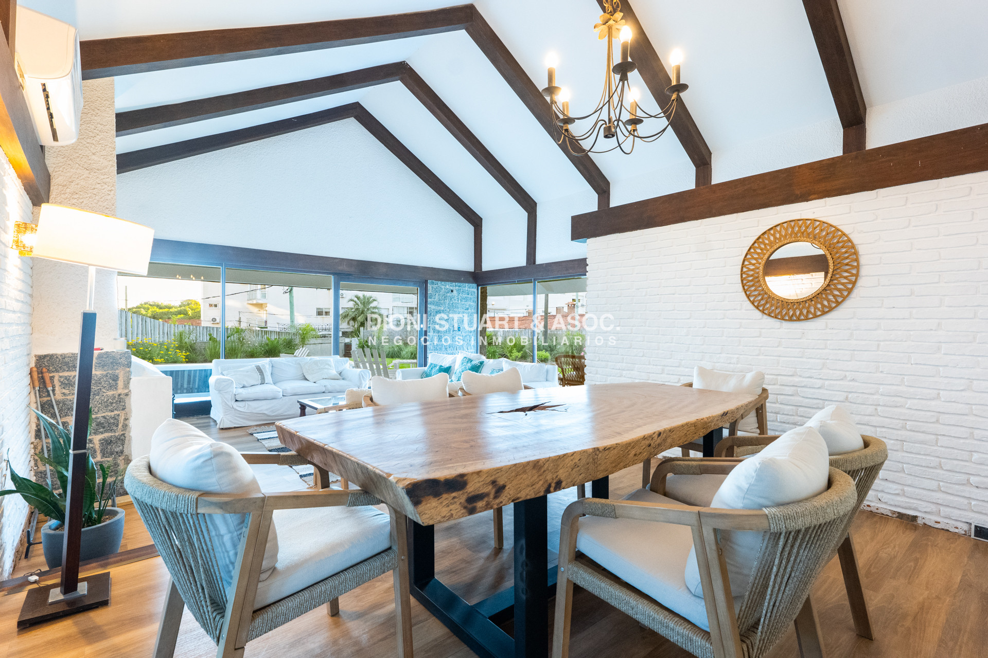 Casa ID.828 - CASA EN ALQUILER CON 5 DORMITORIOS FRENTE AL MAR CON PISCINA - IMPONENTE