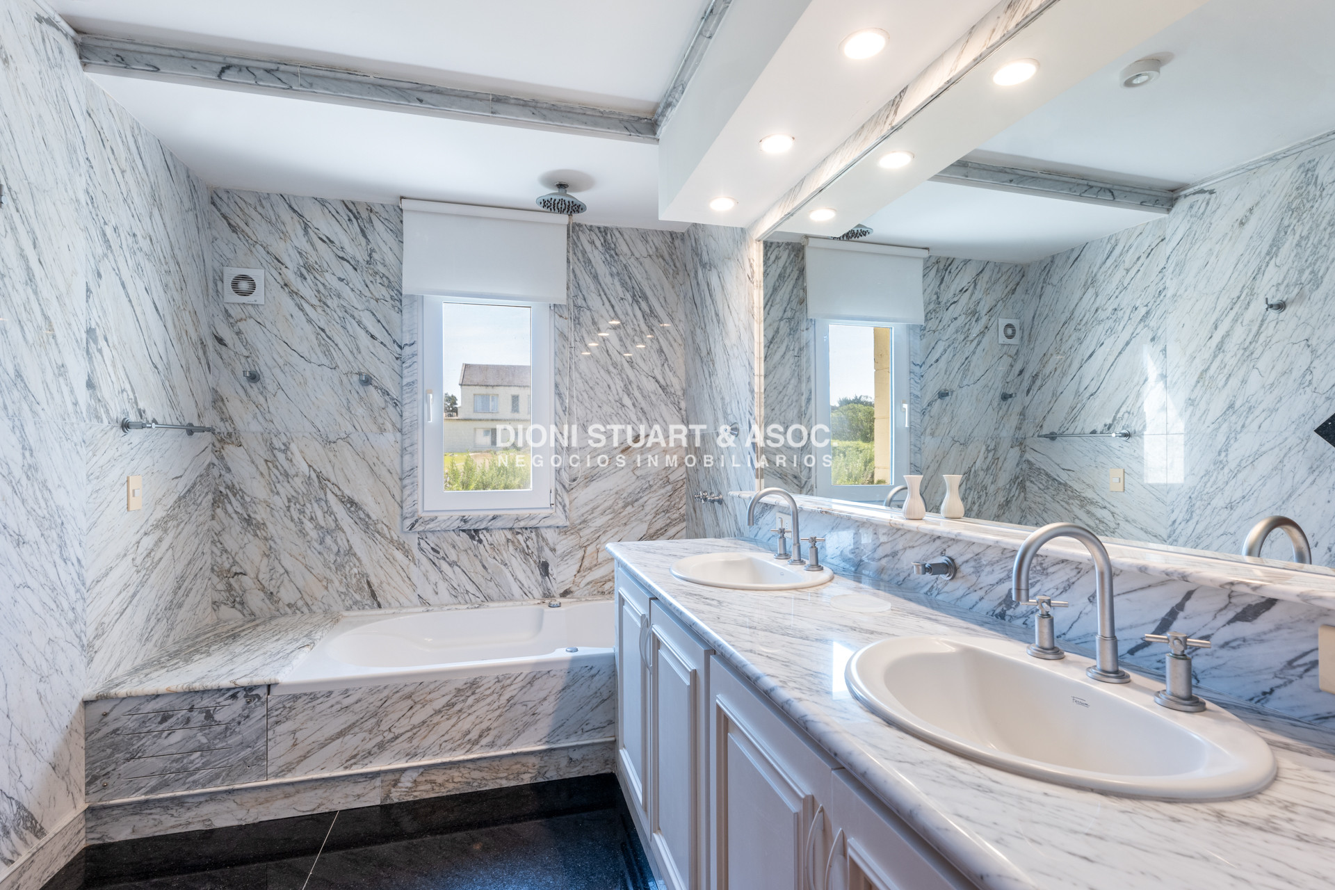 Casa ID.769 - Mansion En Primera Linea Playa Mansa