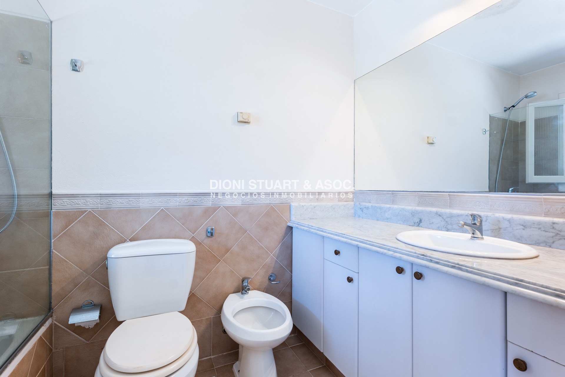 Casa ID.901 - CASA EN VENTA EN  EL GOLF CON 4 DORMITORIOS EN SUITE + DEP. - BARBACOA Y SAUNA - INCREIBLE