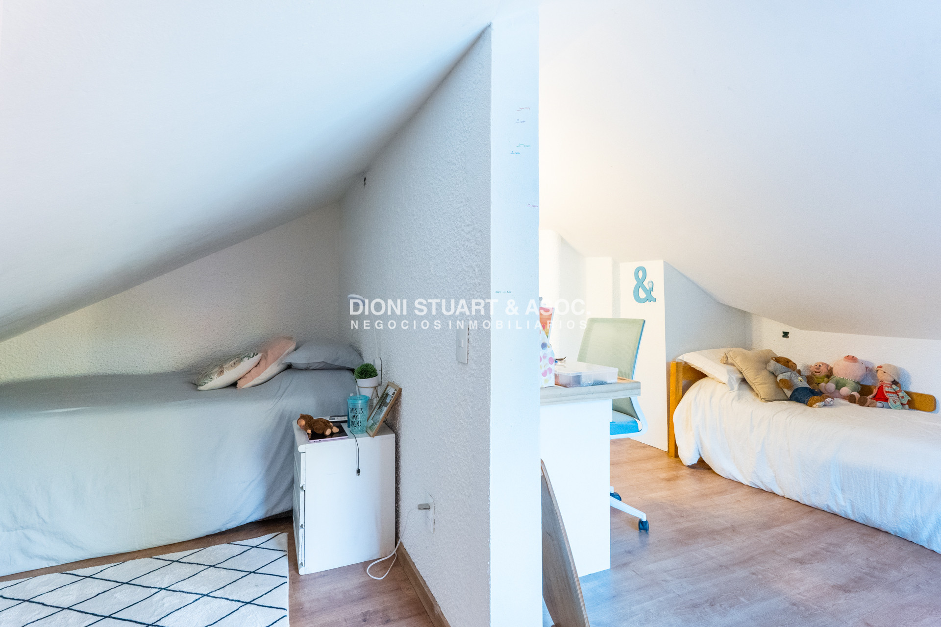 Casa ID.828 - CASA EN ALQUILER CON 5 DORMITORIOS FRENTE AL MAR CON PISCINA - IMPONENTE