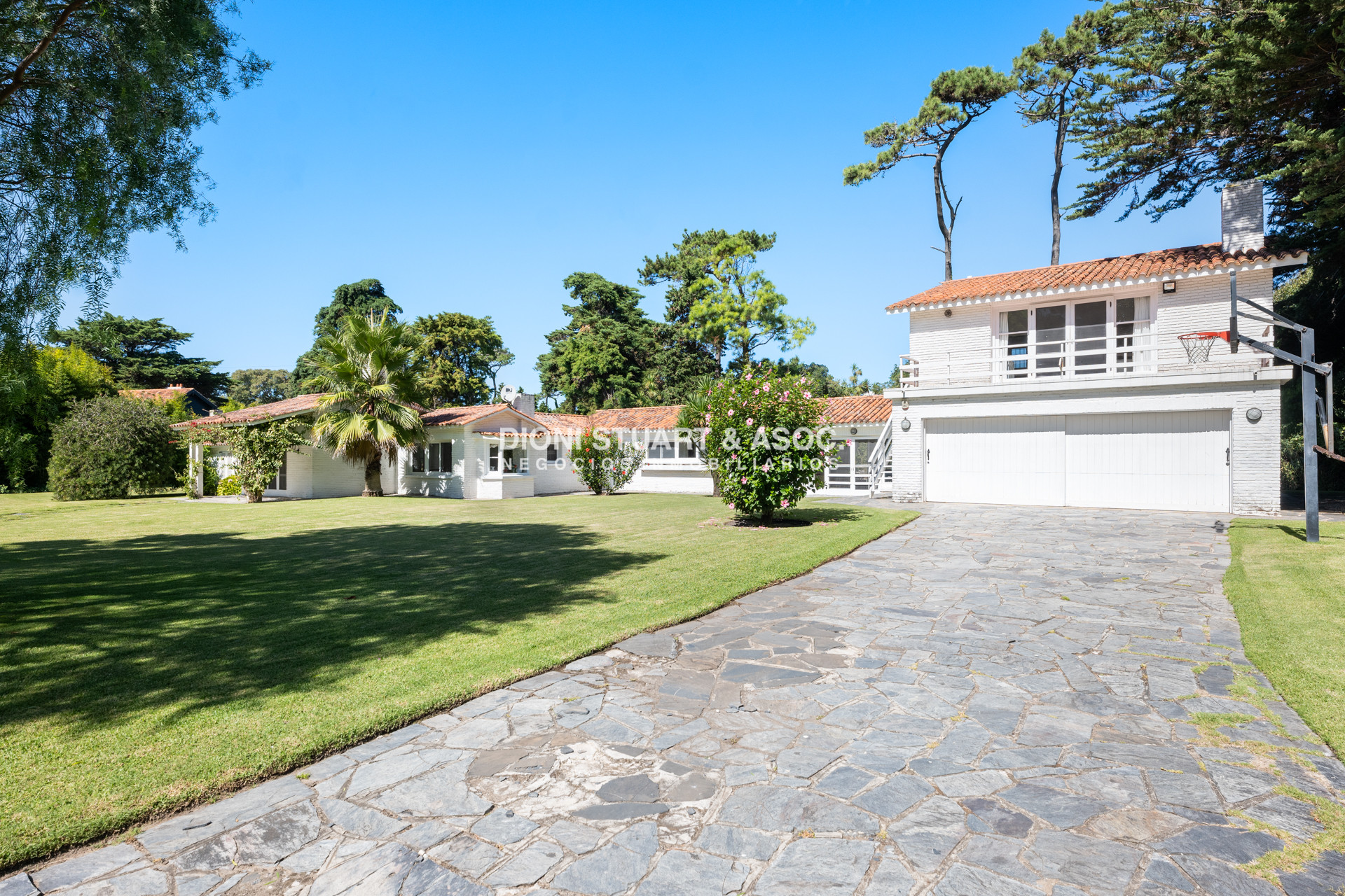 Casa ID.930 - CASA EN VENTA EN SAN RAFAEL CERCA DEL MAR 5 DORMITORIOS + DEPENDENCIA CON PISCINA - ARQ. RAVAZZANI