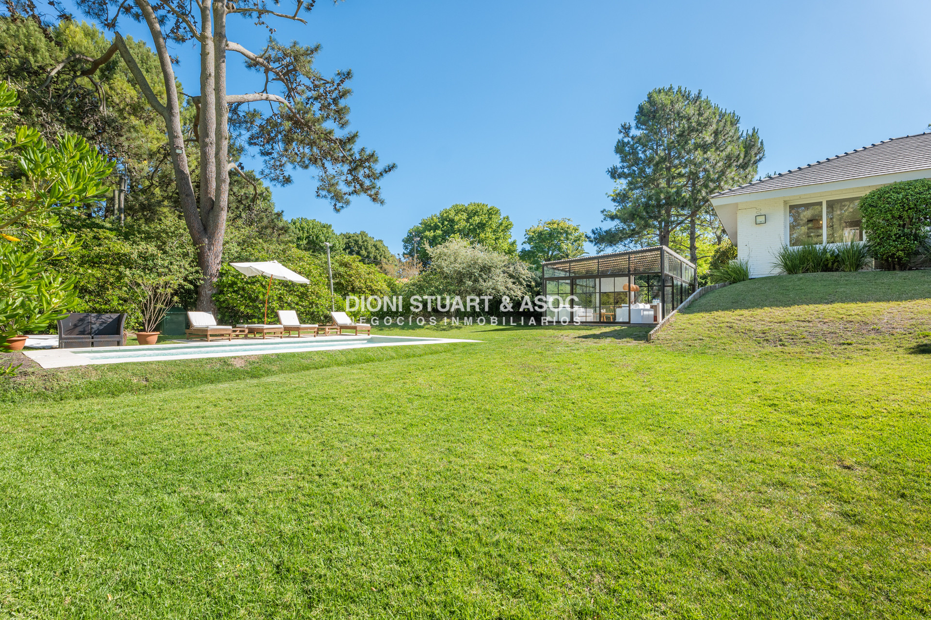 Casa ID.857 - CASA EN VENTA EN EL GOLF DE 4 DORMITORIOS Y DEP. - VISTA DIRECTA AL GOLF