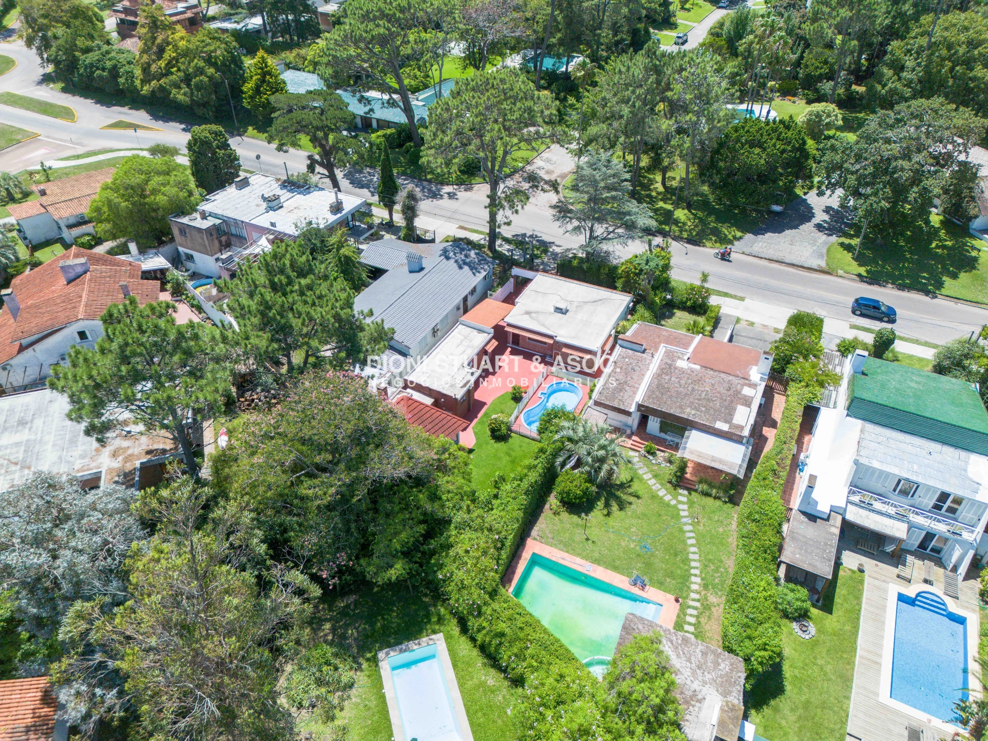 Casa ID.908 - CASA EN VENTA EN PLAYA MANSA CON 5 DORMITORIOS - RECICLADA - CON PISCINA