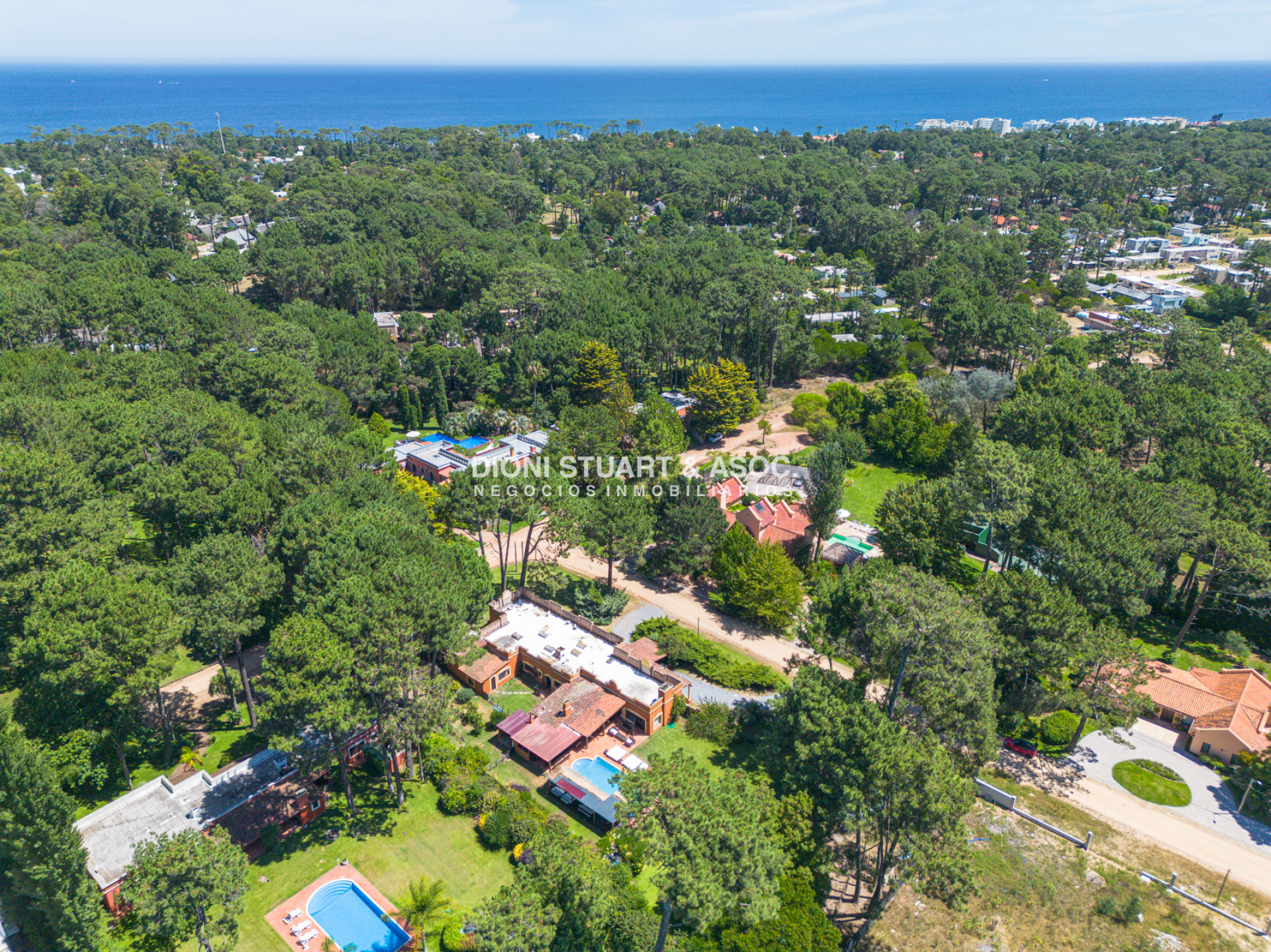 Casa ID.614 - CASA EN PINARES EN VENTA 5 DORMITORIOS EN SUITE CON PISCINA