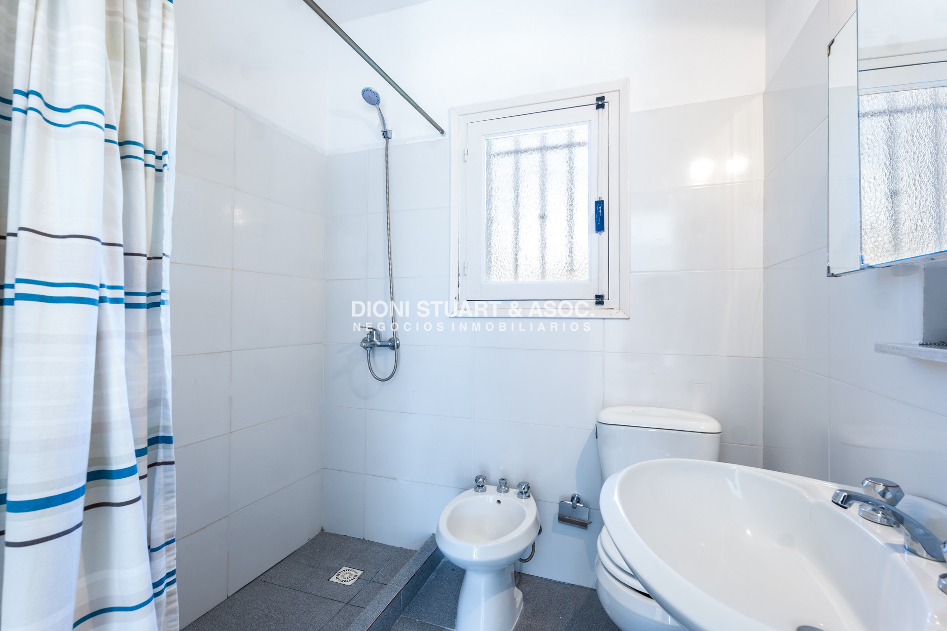 Casa ID.930 - CASA EN VENTA EN SAN RAFAEL CERCA DEL MAR 5 DORMITORIOS + DEPENDENCIA CON PISCINA - ARQ. RAVAZZANI