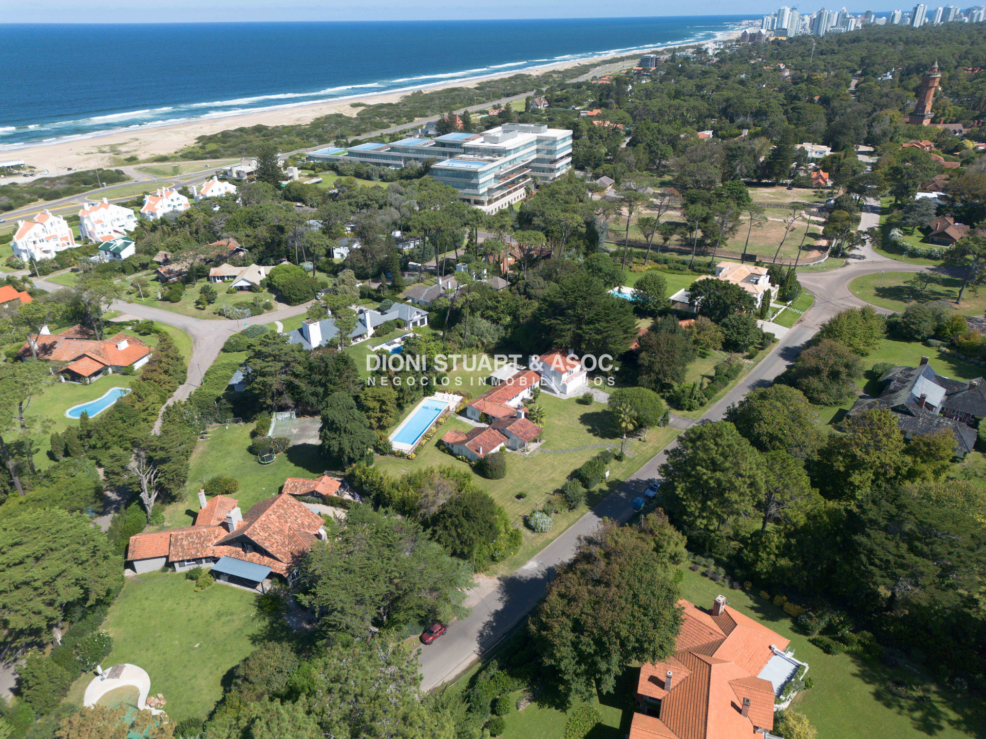 Casa ID.930 - CASA EN VENTA EN SAN RAFAEL CERCA DEL MAR 5 DORMITORIOS + DEPENDENCIA CON PISCINA - ARQ. RAVAZZANI