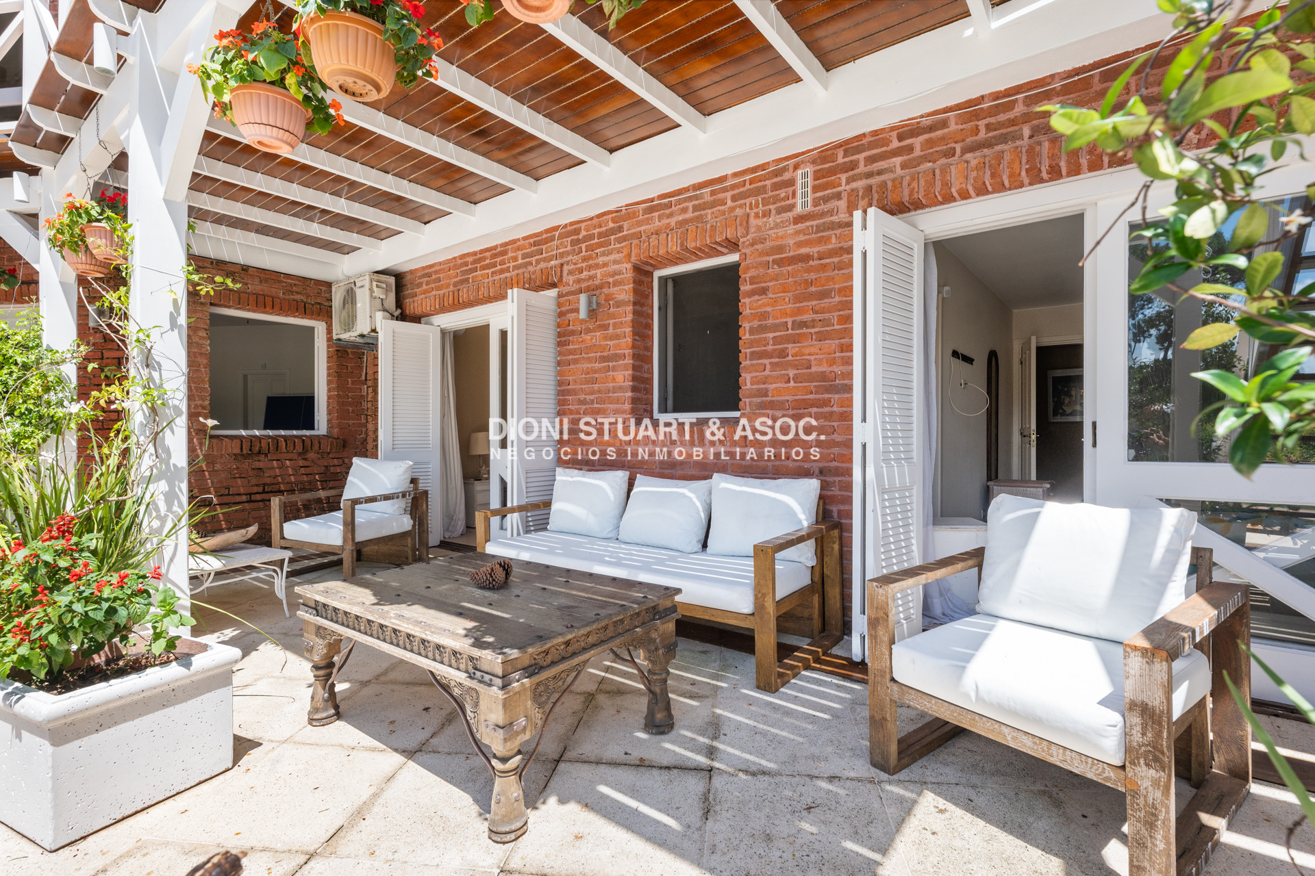 Casa ID.901 - CASA EN VENTA EN  EL GOLF CON 4 DORMITORIOS EN SUITE + DEP. - BARBACOA Y SAUNA - INCREIBLE