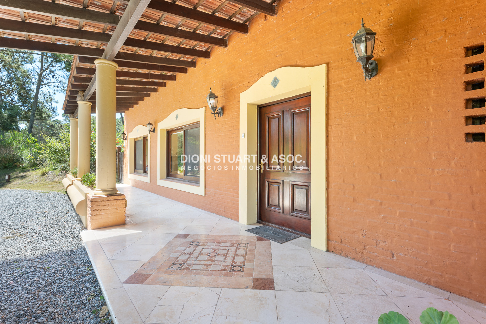 Casa ID.614 - CASA EN PINARES EN VENTA 5 DORMITORIOS EN SUITE CON PISCINA