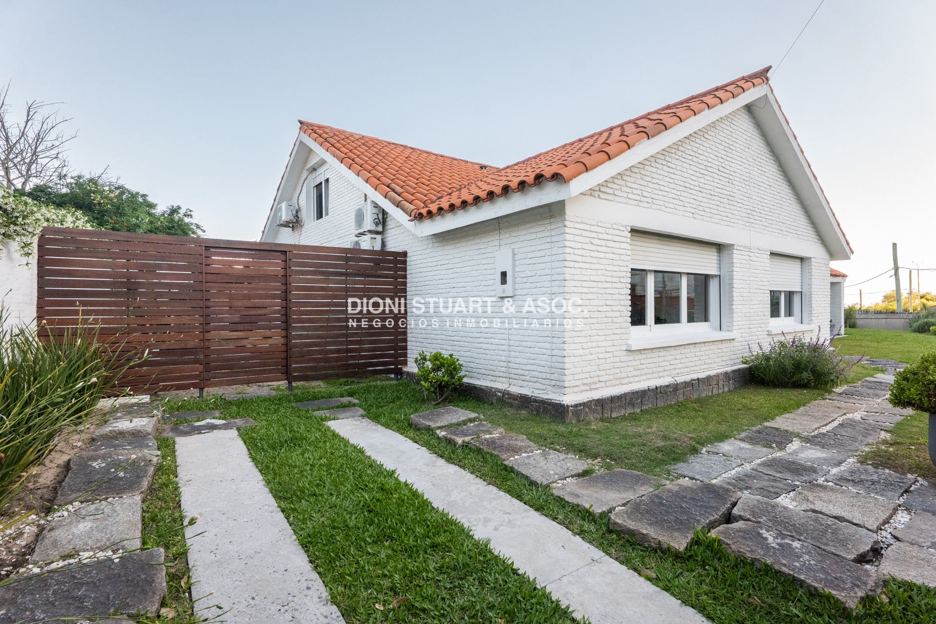 Casa ID.828 - CASA EN ALQUILER CON 5 DORMITORIOS FRENTE AL MAR CON PISCINA - IMPONENTE