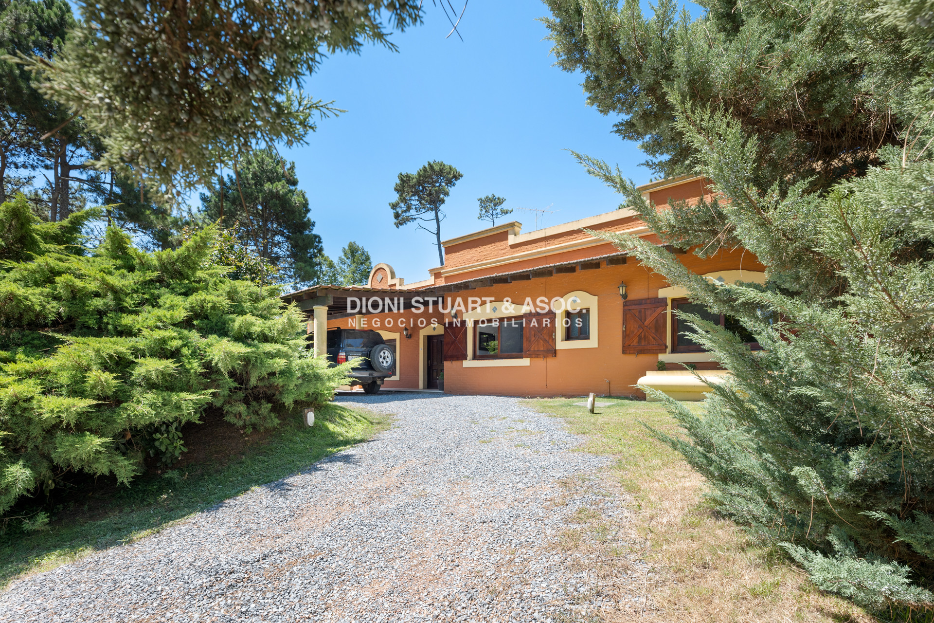 Casa ID.614 - CASA EN PINARES EN VENTA 5 DORMITORIOS EN SUITE CON PISCINA