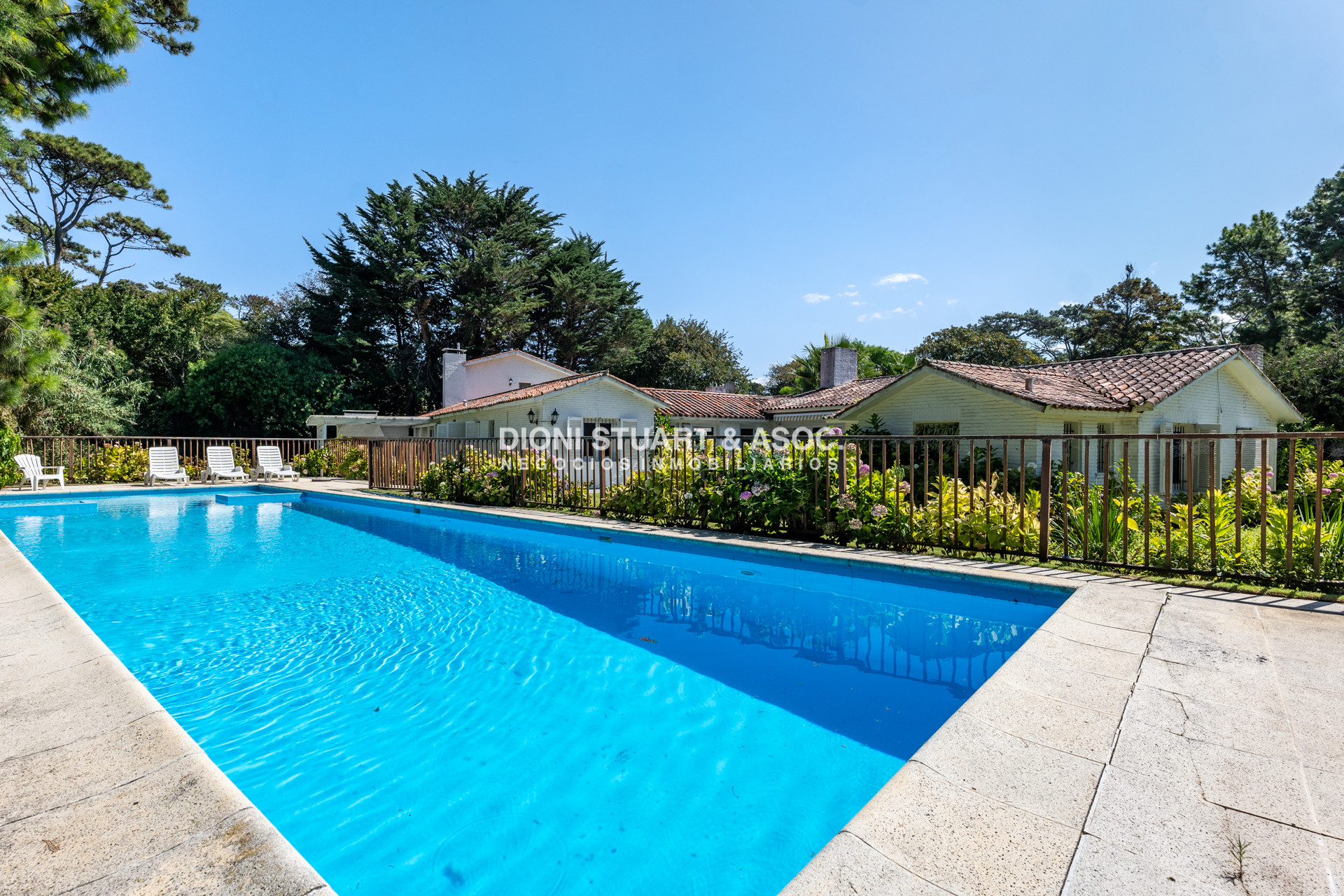 Casa ID.930 - CASA EN VENTA EN SAN RAFAEL CERCA DEL MAR 5 DORMITORIOS + DEPENDENCIA CON PISCINA - ARQ. RAVAZZANI