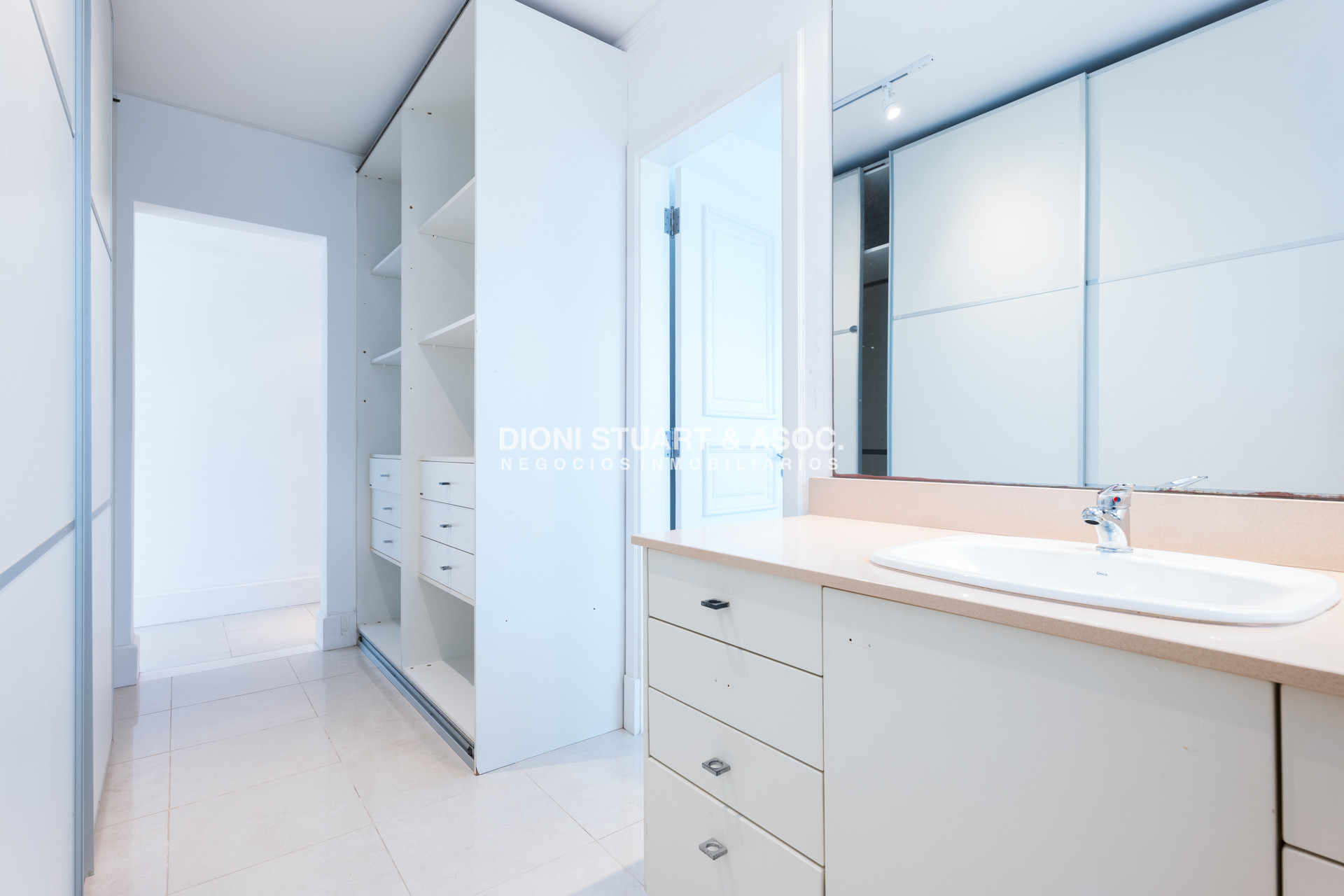 Casa ID.857 - CASA EN VENTA EN EL GOLF DE 4 DORMITORIOS Y DEP. - VISTA DIRECTA AL GOLF