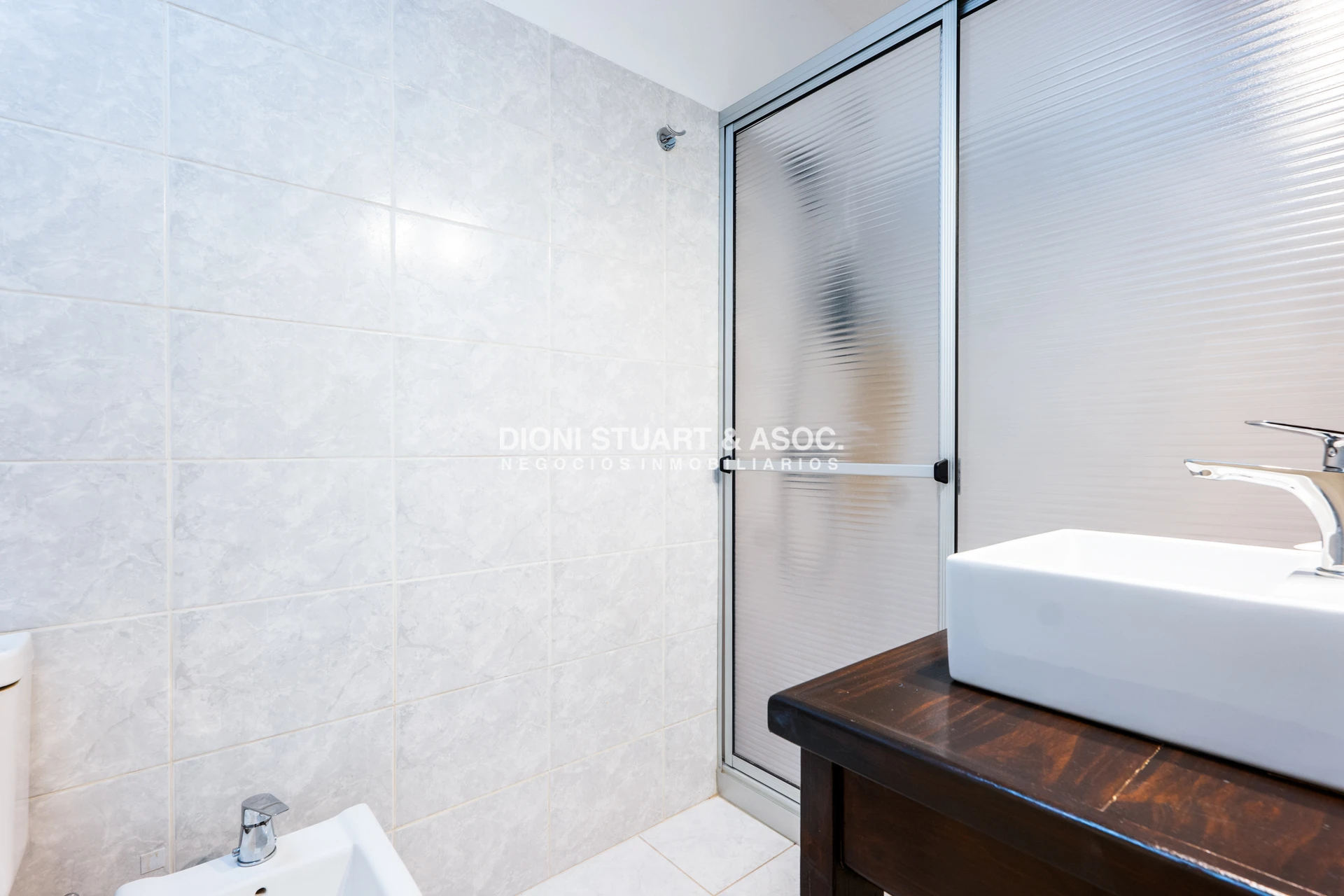 Casa ID.908 - CASA EN VENTA EN PLAYA MANSA CON 5 DORMITORIOS - RECICLADA - CON PISCINA