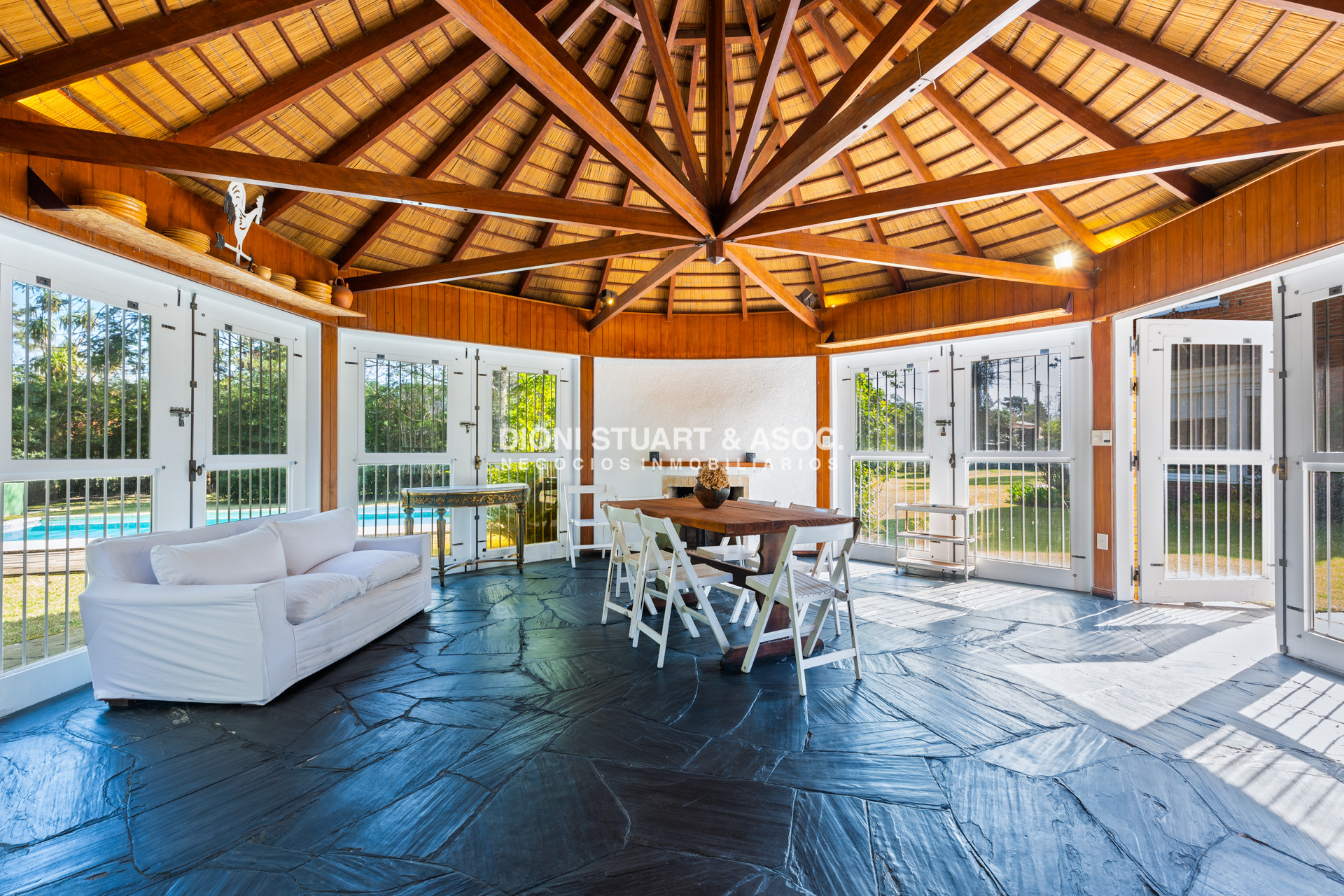 Casa ID.766 - CASA EN VENTA EN PLAYA MANSA CON PISCINA EXCELENTE CONSTRUCCIÓN