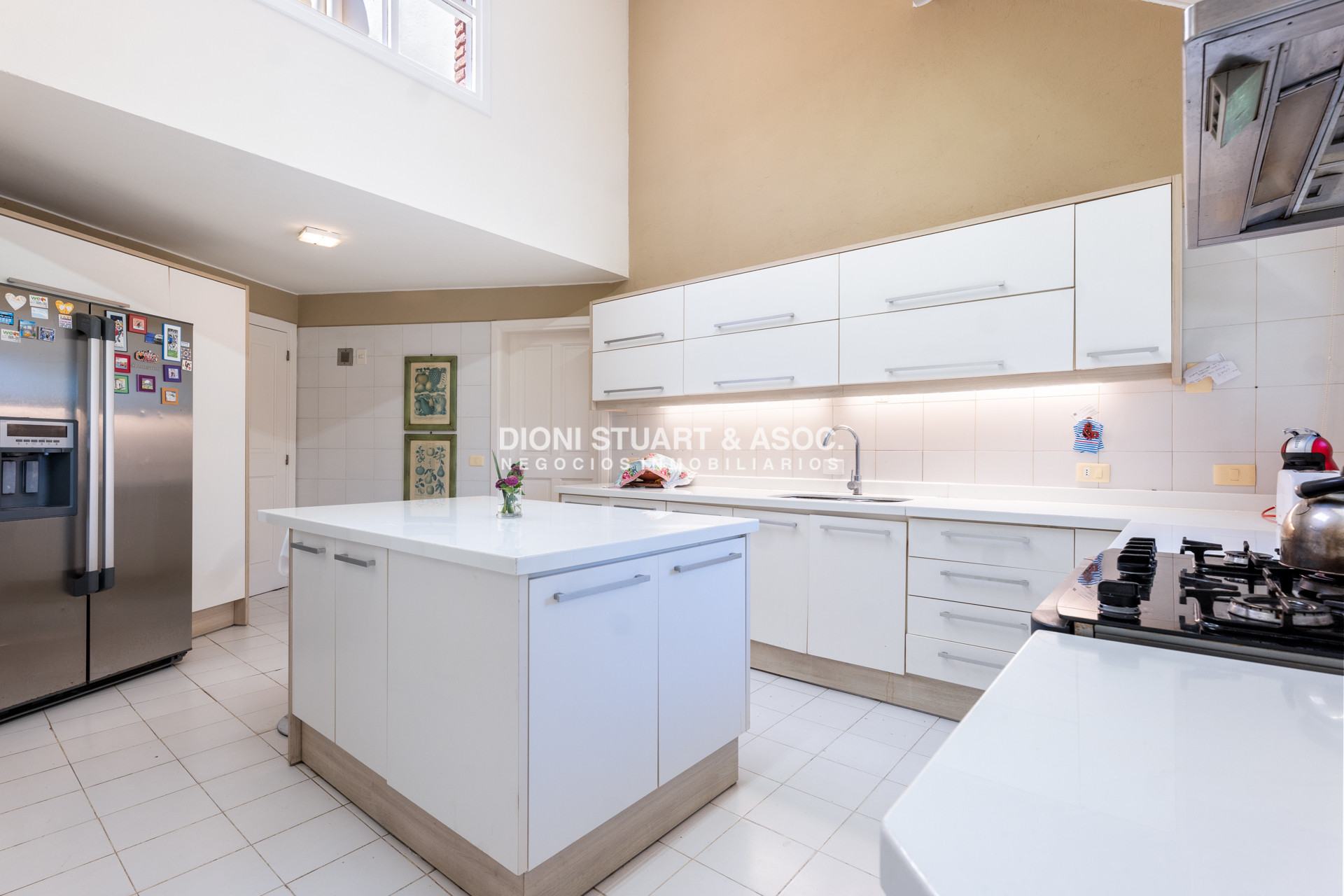 Casa ID.901 - CASA EN VENTA EN  EL GOLF CON 4 DORMITORIOS EN SUITE + DEP. - BARBACOA Y SAUNA - INCREIBLE