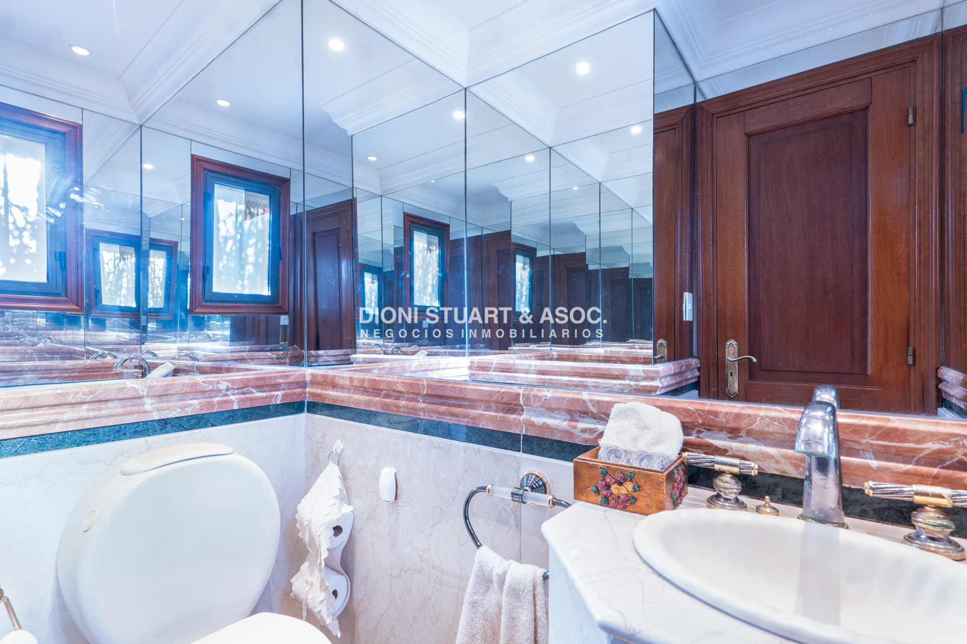 Casa ID.1057 - VENTA CASA 7 DORMITORIOS PLAYA MANSA A 1 CUADRA DEL MAR