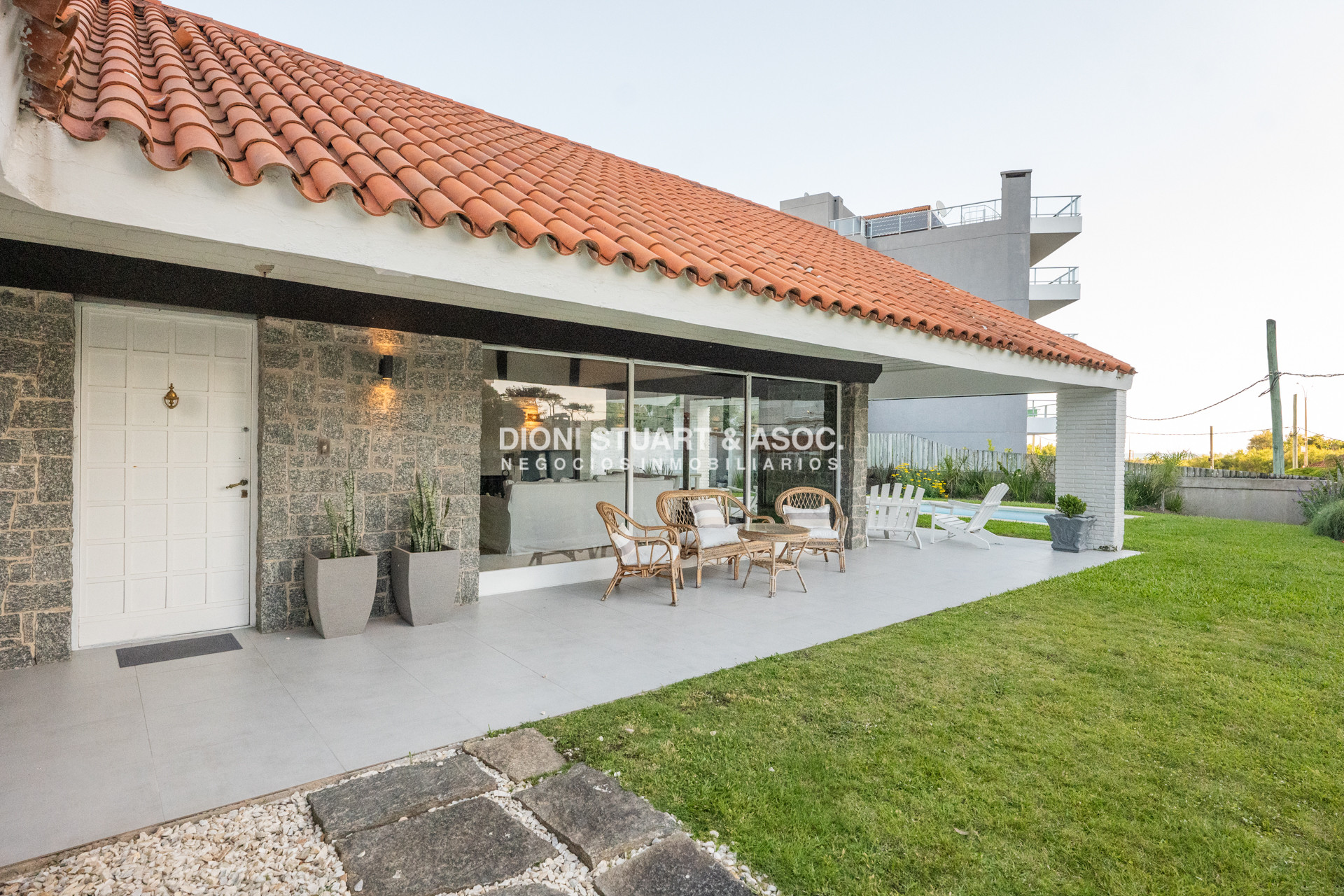 Casa ID.828 - CASA EN ALQUILER CON 5 DORMITORIOS FRENTE AL MAR CON PISCINA - IMPONENTE