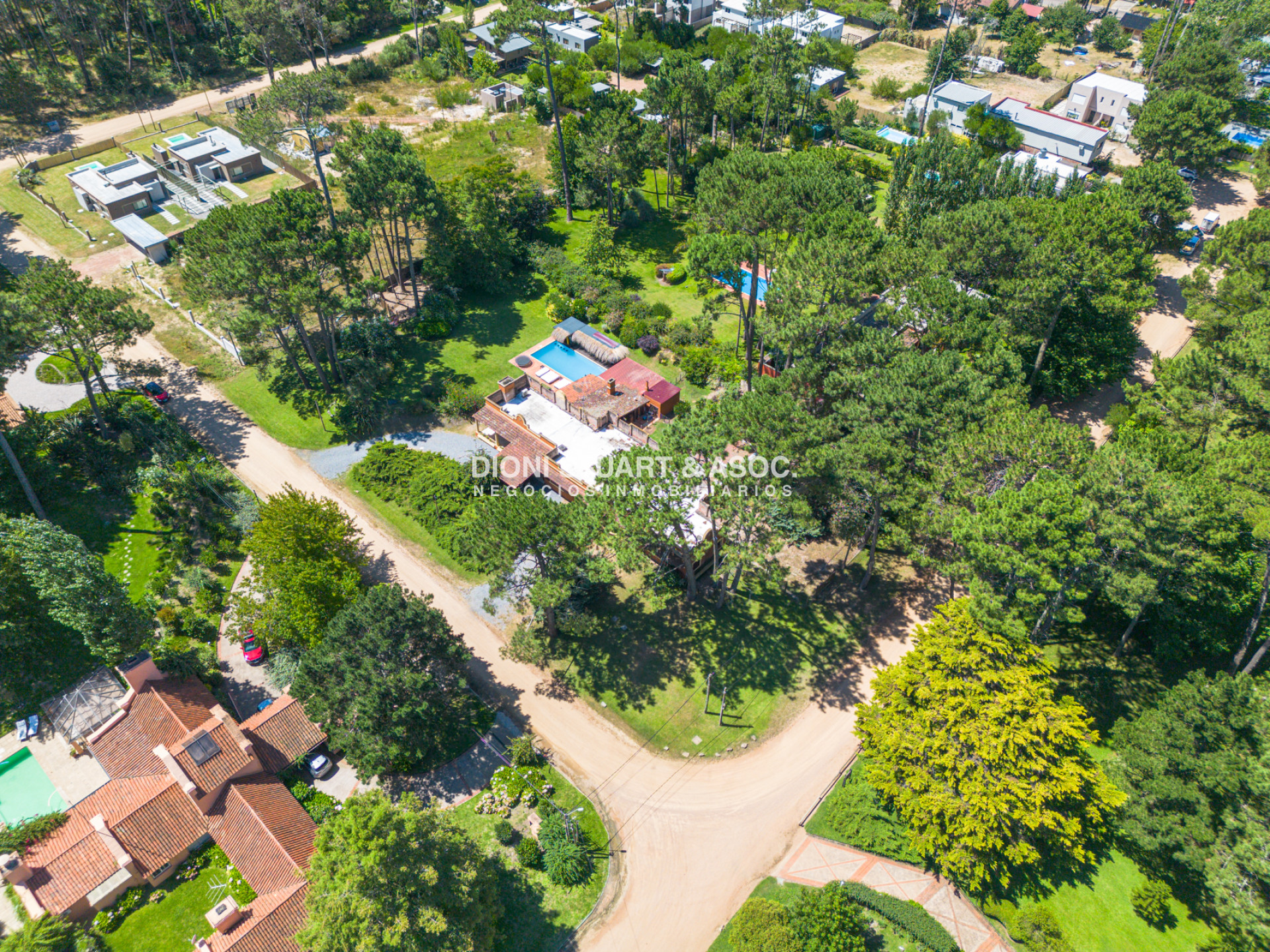 Casa ID.614 - CASA EN PINARES EN VENTA 5 DORMITORIOS EN SUITE CON PISCINA