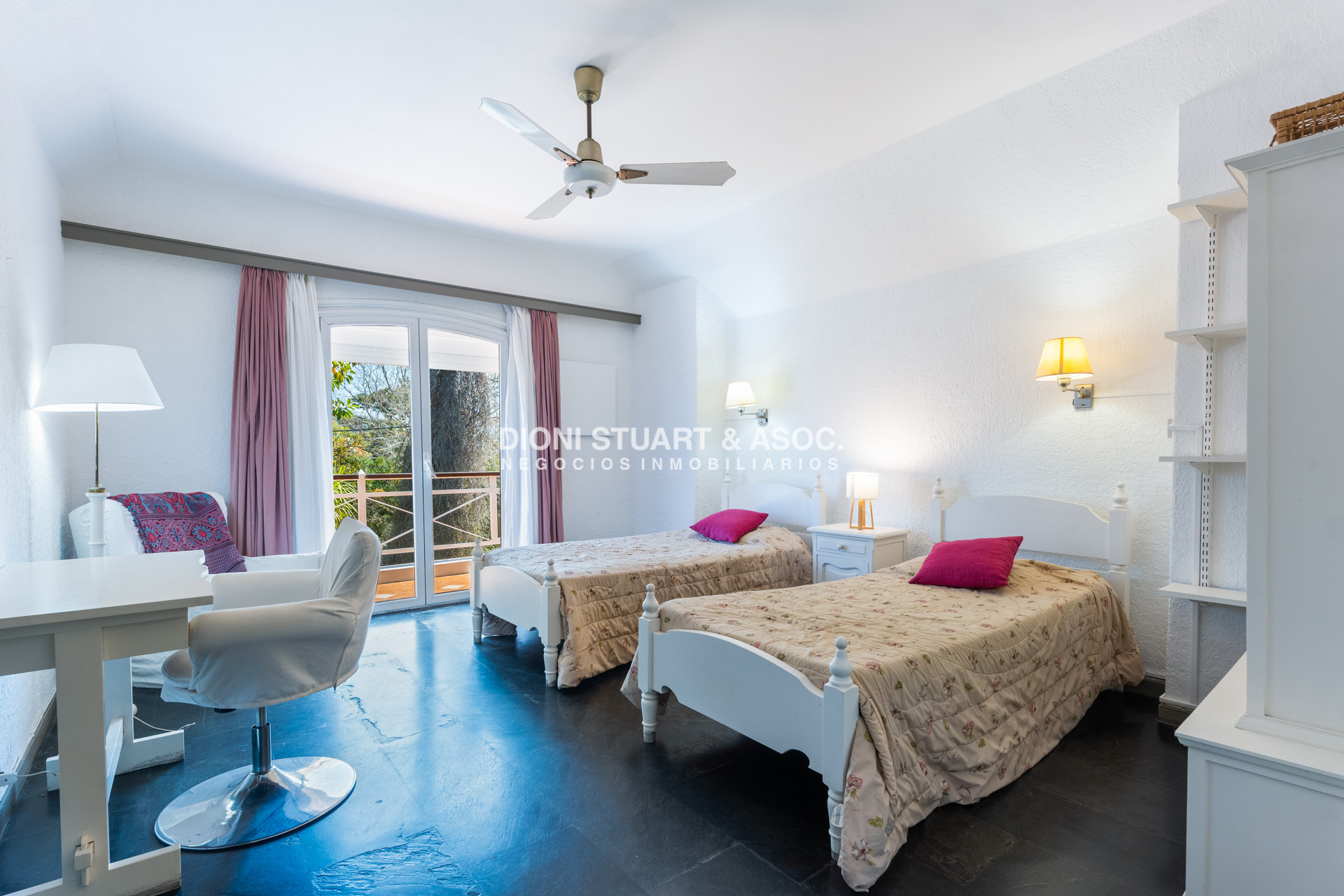 Casa ID.766 - CASA EN VENTA EN PLAYA MANSA CON PISCINA EXCELENTE CONSTRUCCIÓN