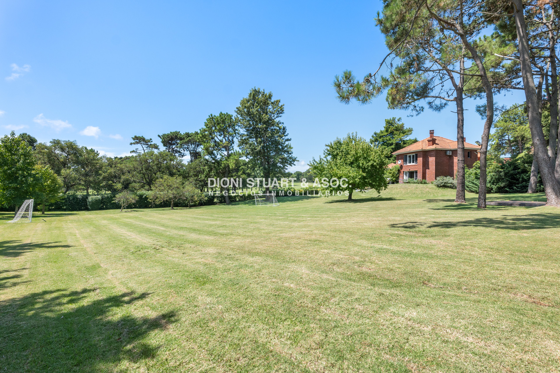 Casa ID.901 - CASA EN VENTA EN  EL GOLF CON 4 DORMITORIOS EN SUITE + DEP. - BARBACOA Y SAUNA - INCREIBLE