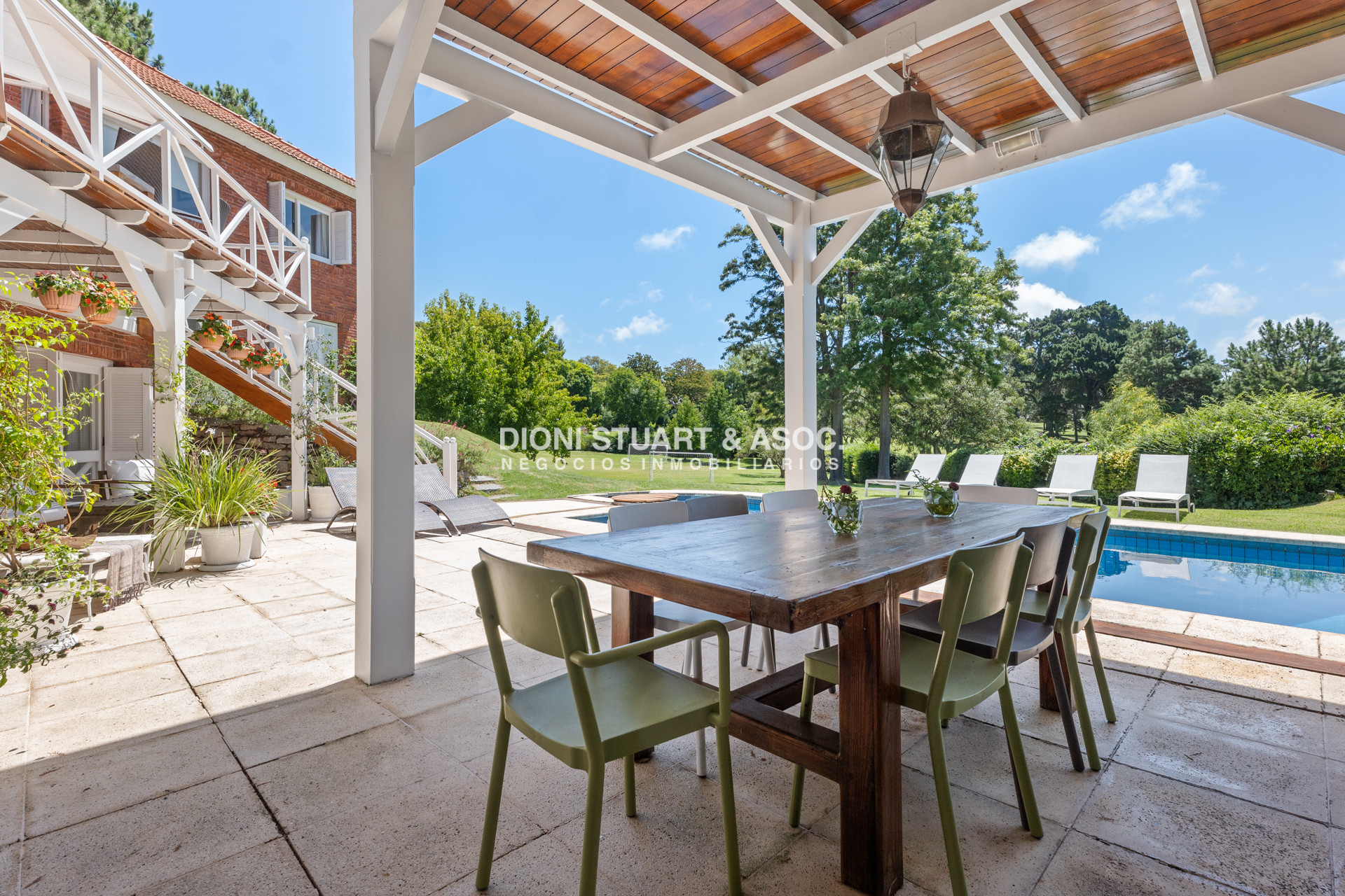 Casa ID.901 - CASA EN VENTA EN  EL GOLF CON 4 DORMITORIOS EN SUITE + DEP. - BARBACOA Y SAUNA - INCREIBLE