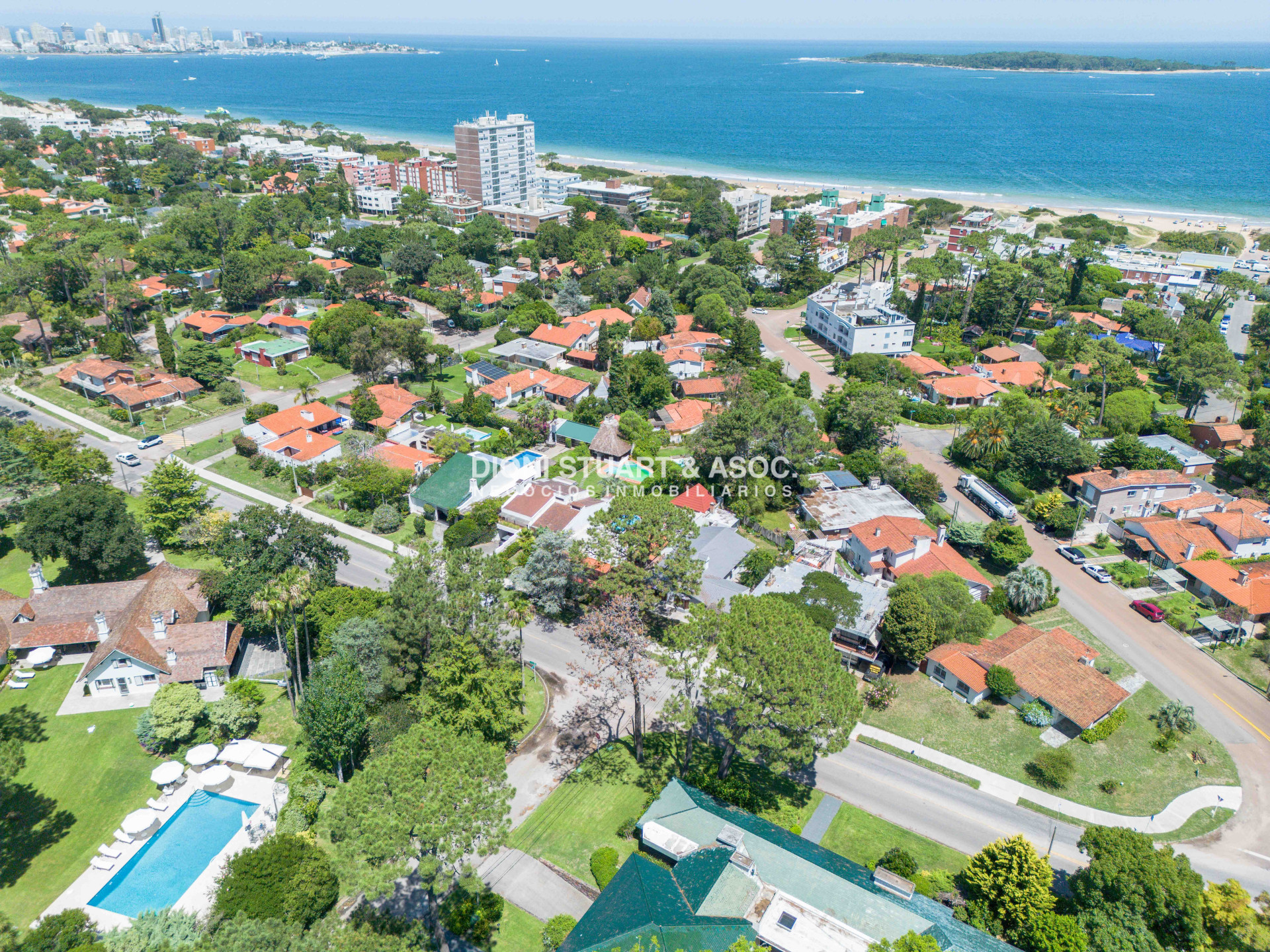 Casa ID.908 - CASA EN PLAYA MANSA - 5 DORMITORIOS - 5 BAÑOS - RECICLADA - CON PISCINA