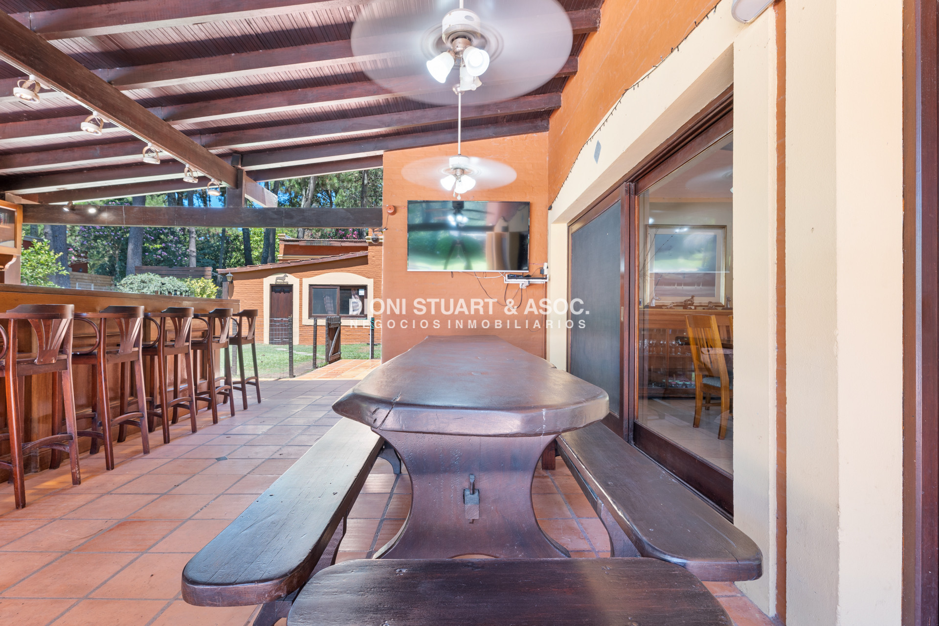 Casa ID.614 - CASA EN PINARES EN VENTA 5 DORMITORIOS EN SUITE CON PISCINA
