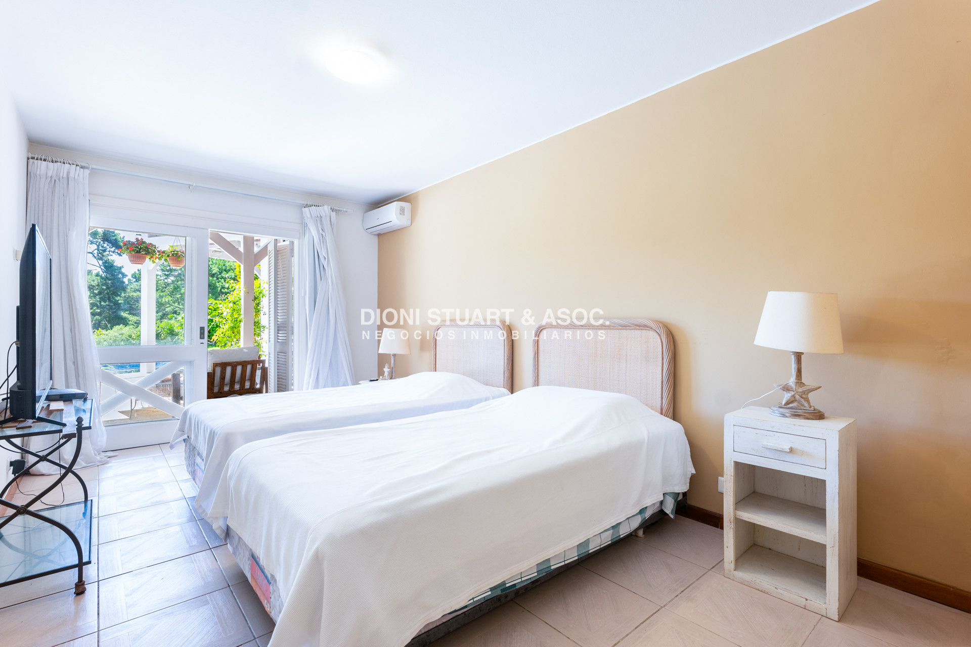 Casa ID.901 - CASA EN VENTA EN  EL GOLF CON 4 DORMITORIOS EN SUITE + DEP. - BARBACOA Y SAUNA - INCREIBLE
