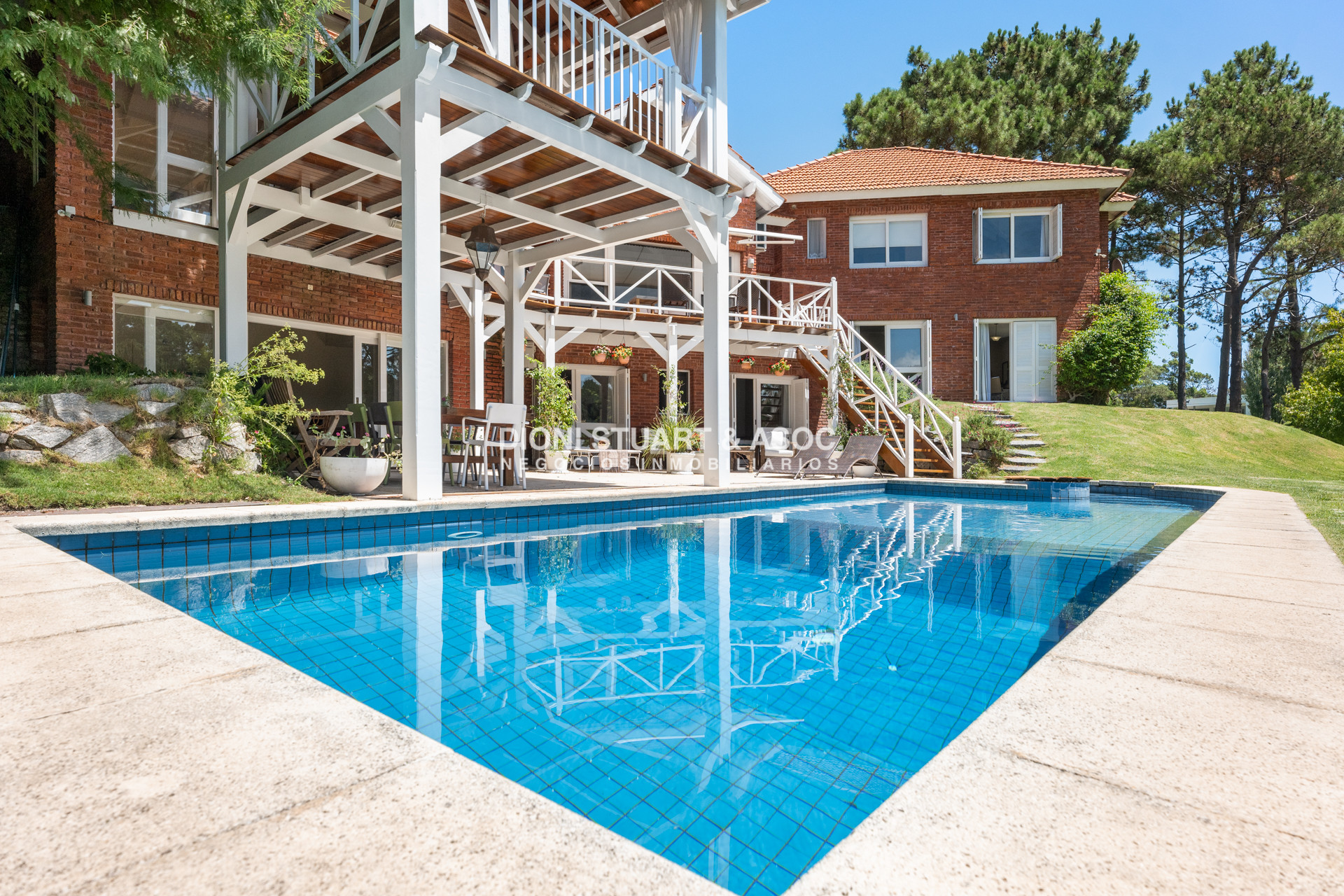 Casa ID.901 - CASA EN VENTA EN  EL GOLF CON 4 DORMITORIOS EN SUITE + DEP. - BARBACOA Y SAUNA - INCREIBLE