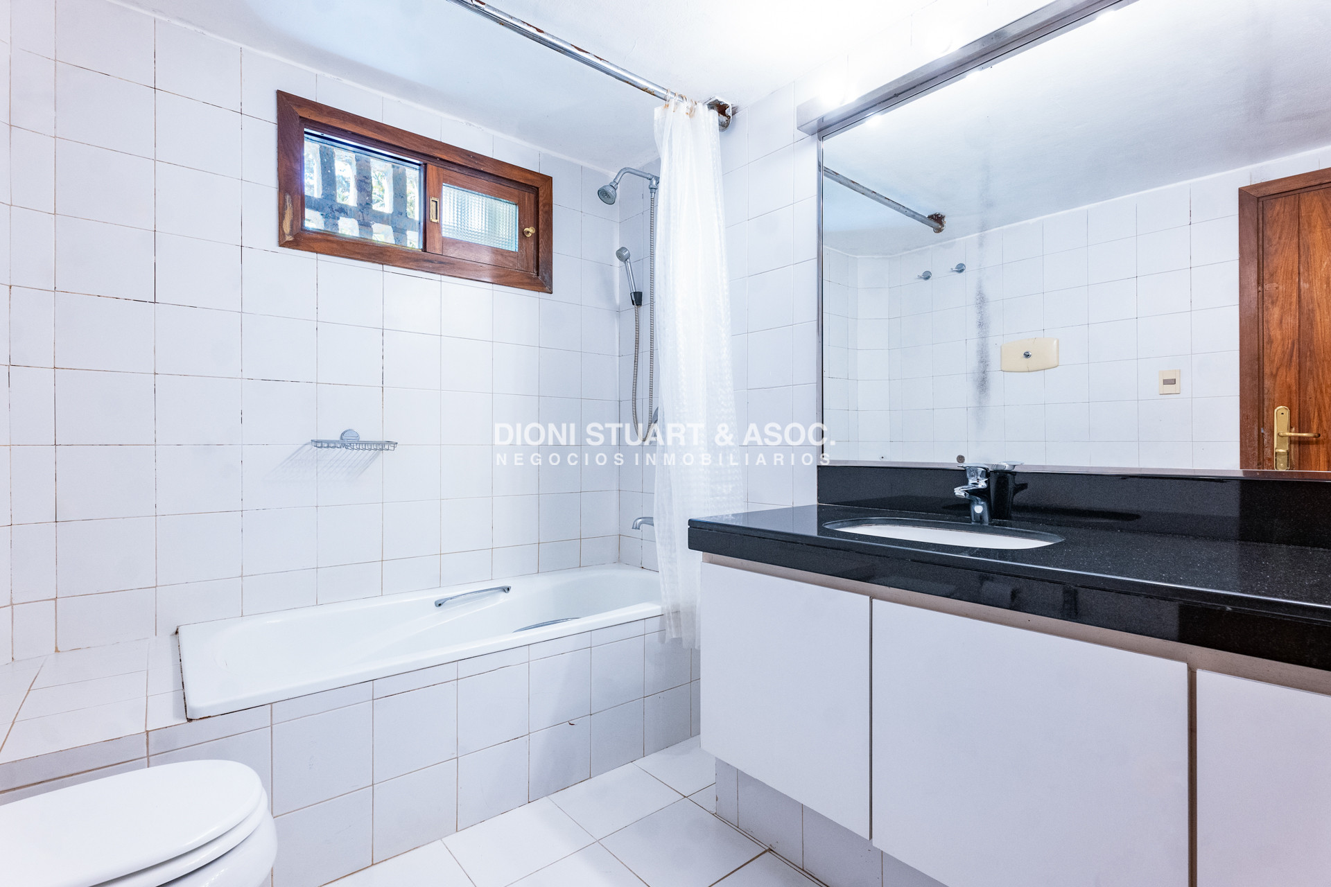 Casa ID.1132 - VENTA CASA EN EL GOLF - 5 DORMITORIOS + DEPENDENCIA - MEGA BARBACOA
