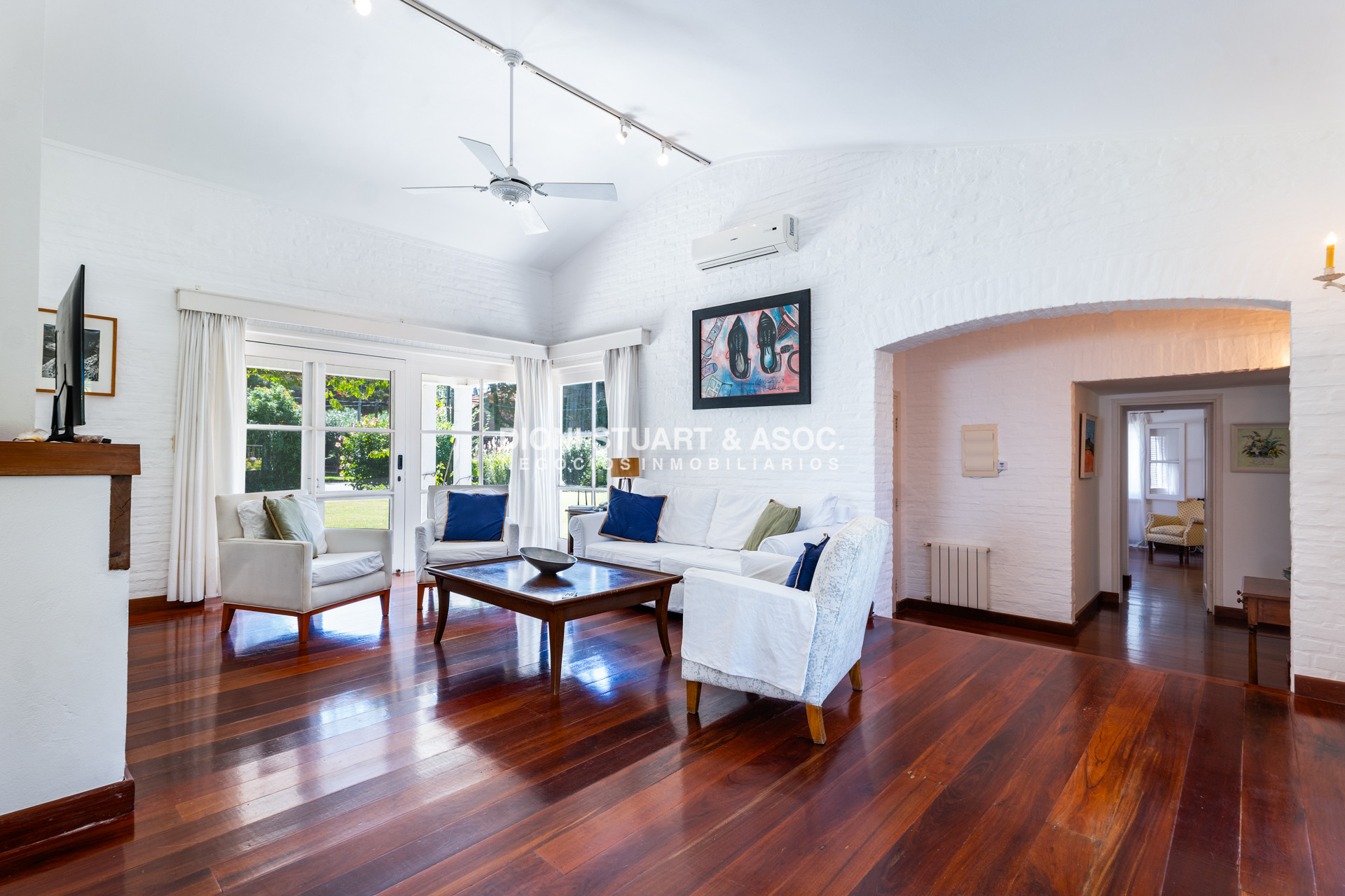 Casa ID.930 - CASA EN VENTA EN SAN RAFAEL CERCA DEL MAR 5 DORMITORIOS + DEPENDENCIA CON PISCINA - ARQ. RAVAZZANI