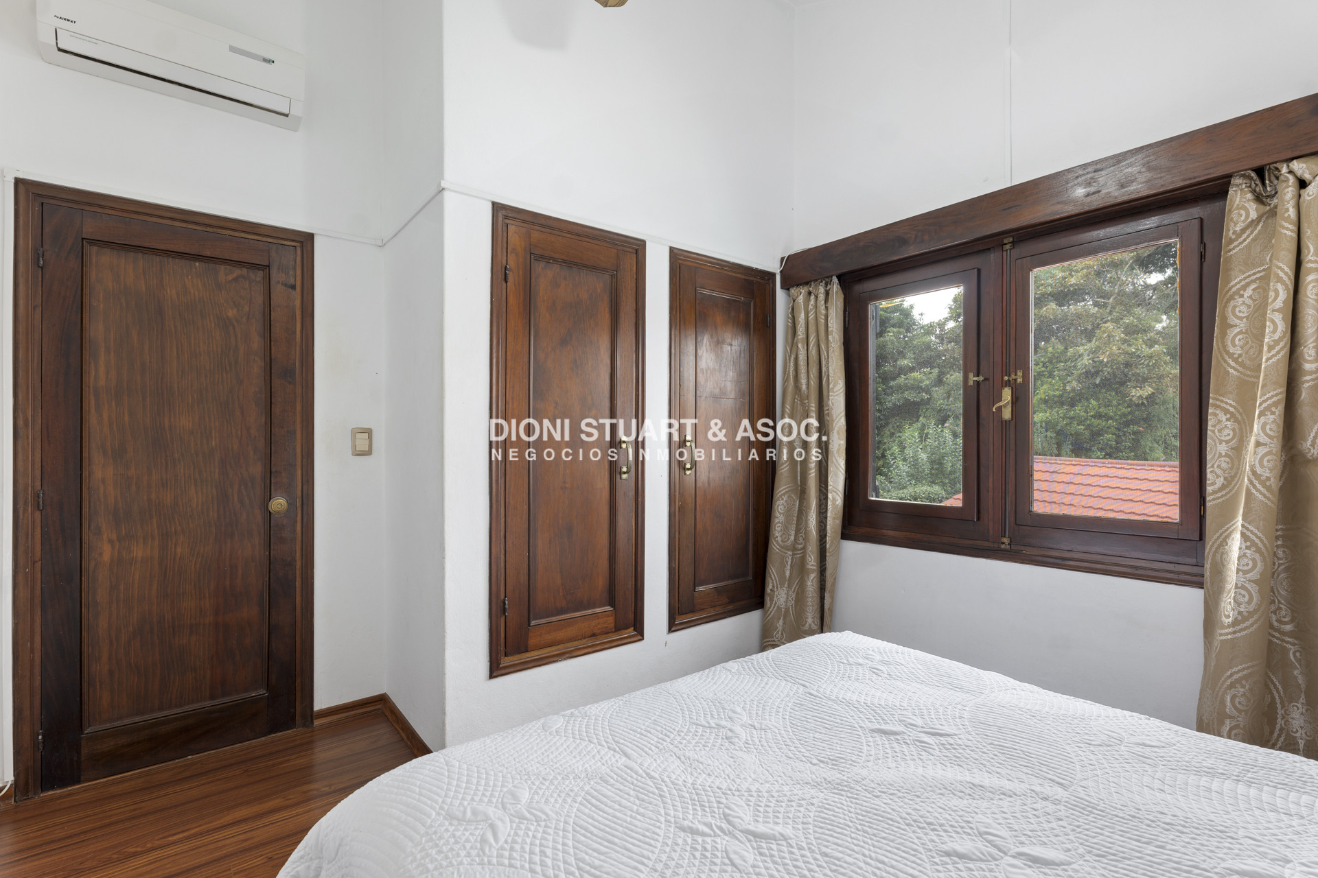 Casa ID.680 - CASA EN ALQUILER ANUAL EN LA MANSA - 5 DORMITORIOS - CON PISCINA