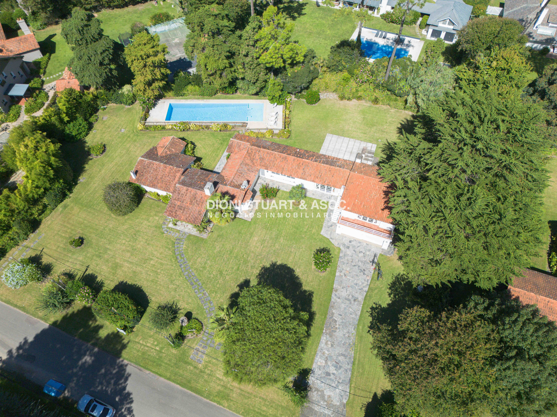 Casa ID.930 - CASA EN VENTA EN SAN RAFAEL CERCA DEL MAR 5 DORMITORIOS + DEPENDENCIA CON PISCINA - ARQ. RAVAZZANI