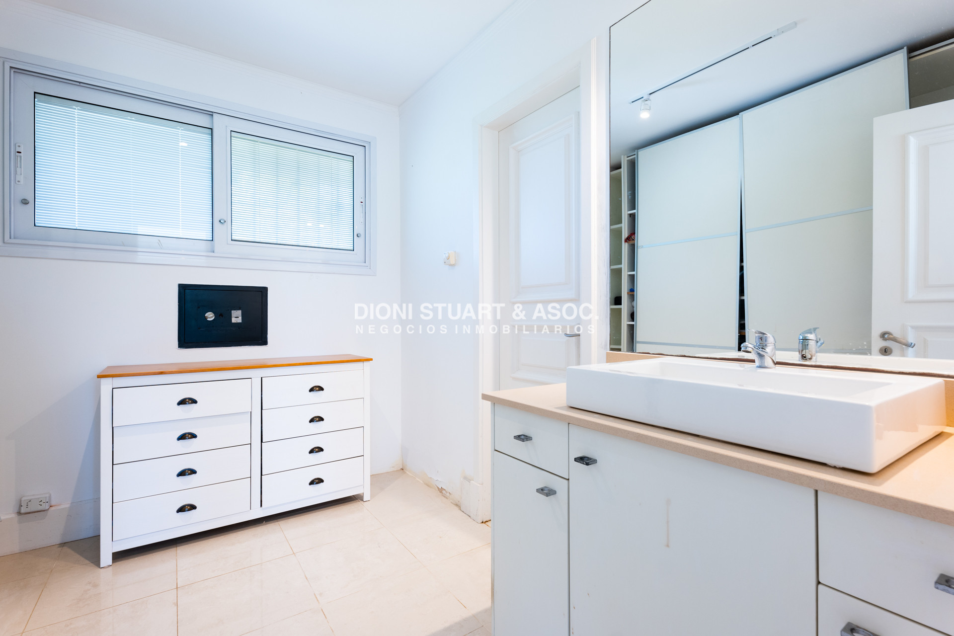 Casa ID.857 - CASA EN VENTA EN EL GOLF DE 4 DORMITORIOS Y DEP. - VISTA DIRECTA AL GOLF
