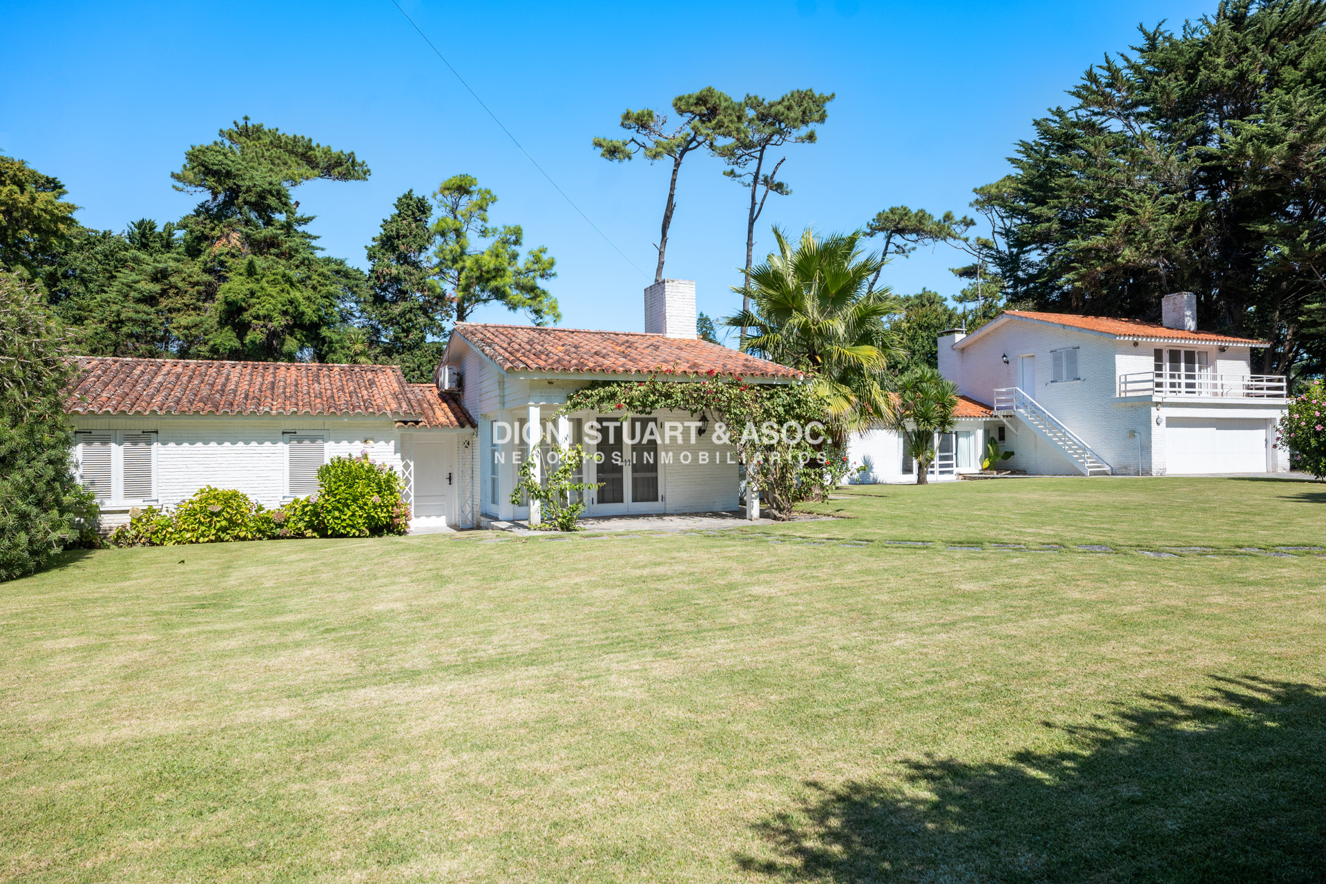 Casa ID.930 - CASA EN VENTA EN SAN RAFAEL CERCA DEL MAR 5 DORMITORIOS + DEPENDENCIA CON PISCINA - ARQ. RAVAZZANI