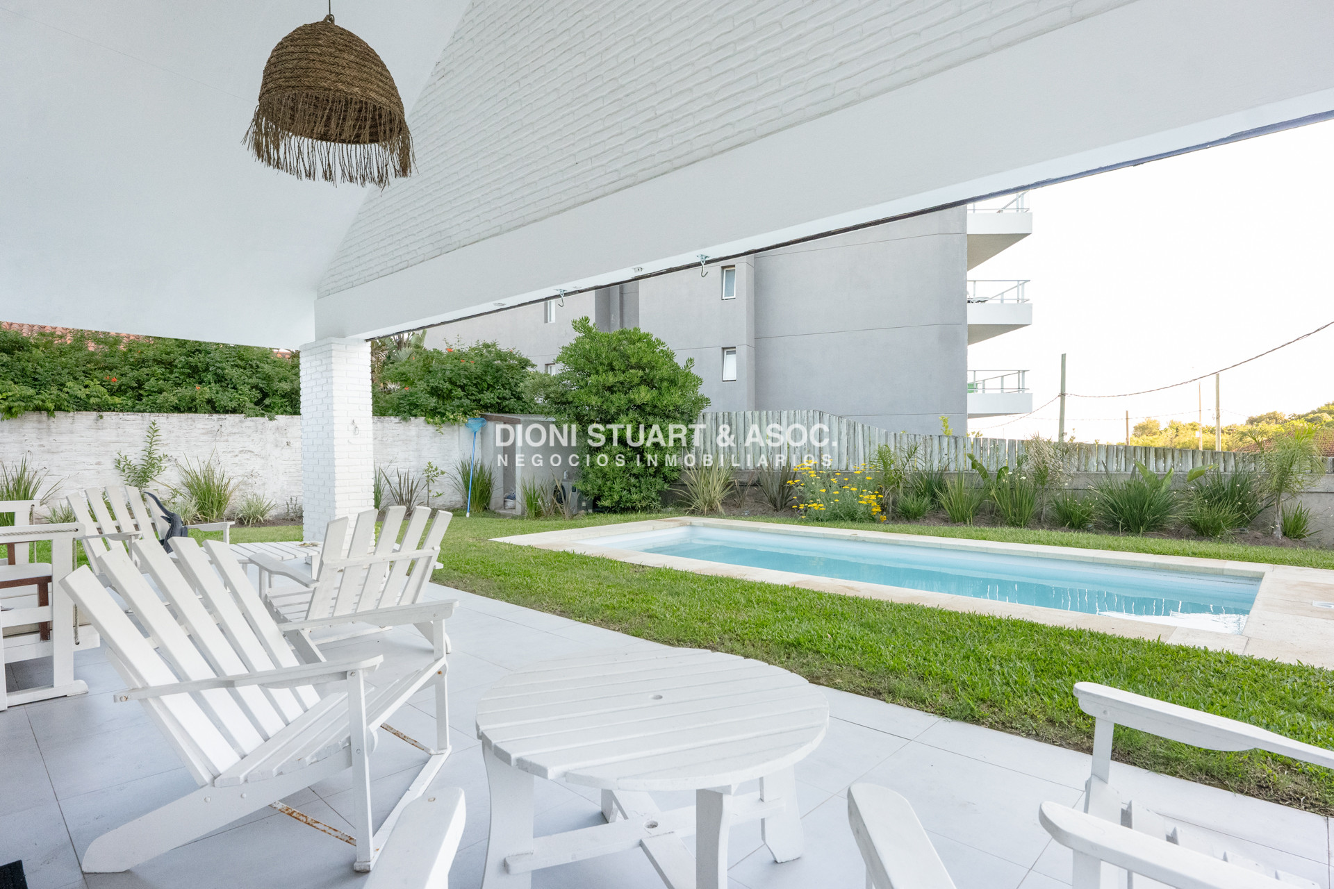 Casa ID.828 - CASA EN ALQUILER CON 5 DORMITORIOS FRENTE AL MAR CON PISCINA - IMPONENTE