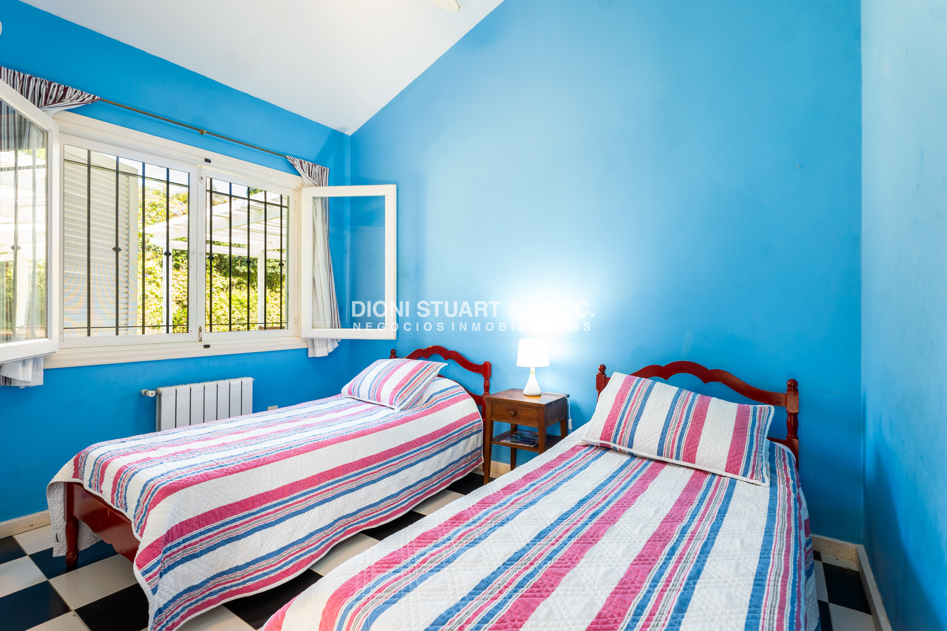 Casa ID.930 - CASA EN VENTA EN SAN RAFAEL CERCA DEL MAR 5 DORMITORIOS + DEPENDENCIA CON PISCINA - ARQ. RAVAZZANI