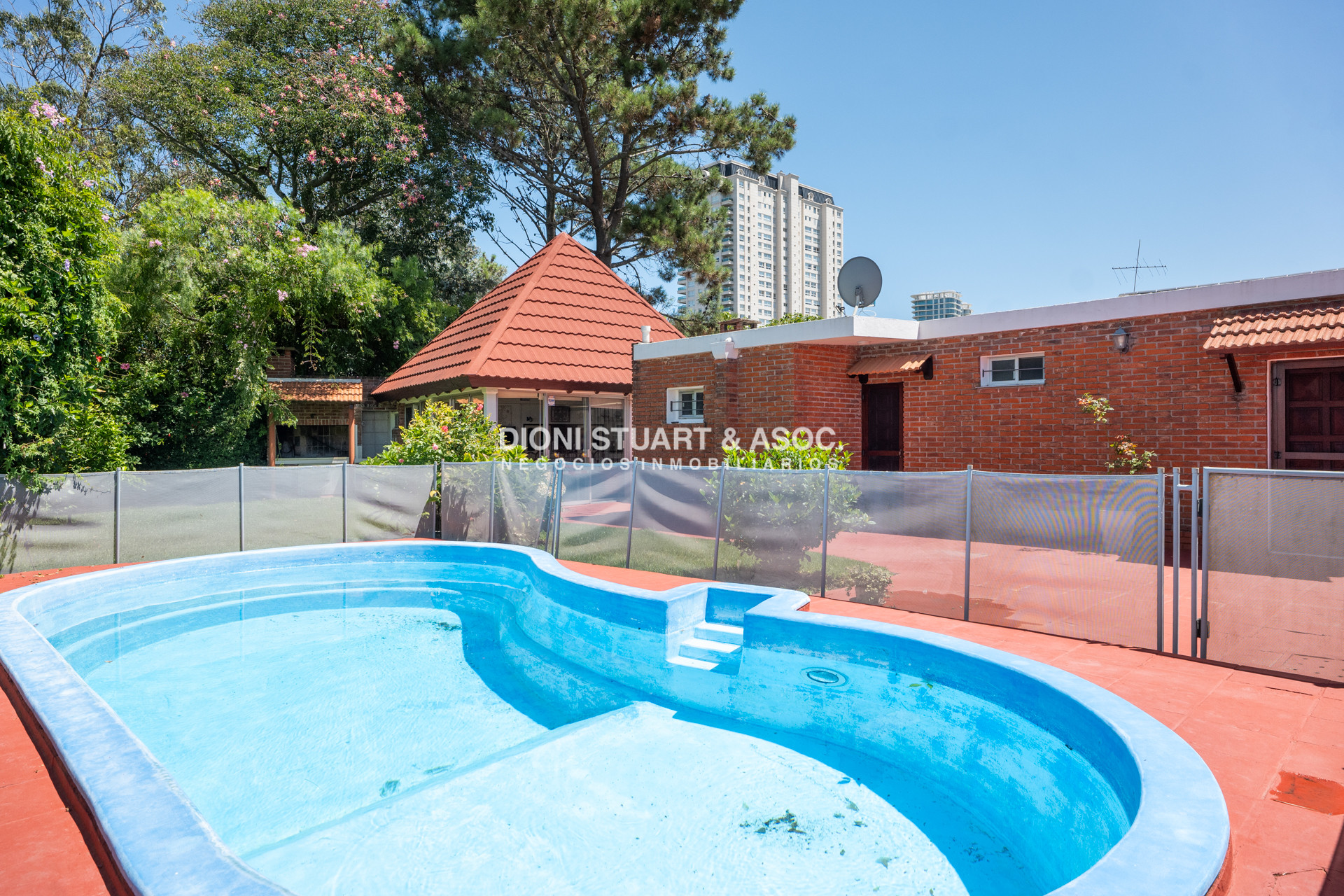 Casa ID.908 - CASA EN PLAYA MANSA - 5 DORMITORIOS - 5 BAÑOS - RECICLADA - CON PISCINA